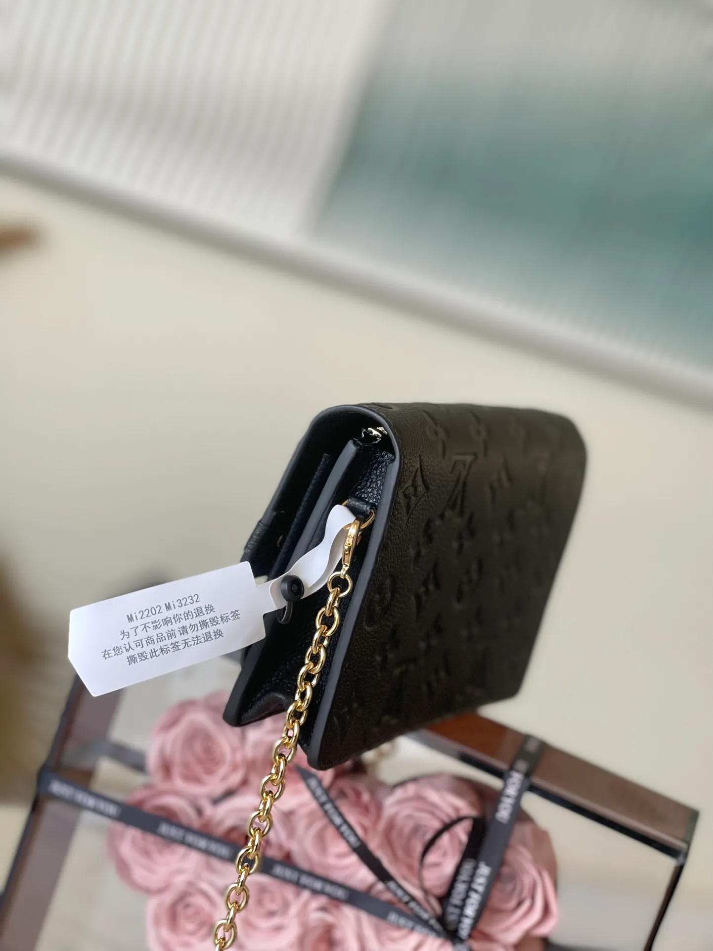 💰800 (first-grain leather) Top-quality original M67839 black Vavin chain bag is made of Monogram Empreinte leather to outline classic lines. The golden lock recalls the hard box design and highlights the charm against the same color embossing. Embossed cowhide leather lining Removable chain large accordion compartment Large zippered patch pocket Internal patch pocket Front patch pocket Detailed dimensions: 19.0 x 12.5 x 4.0 cm