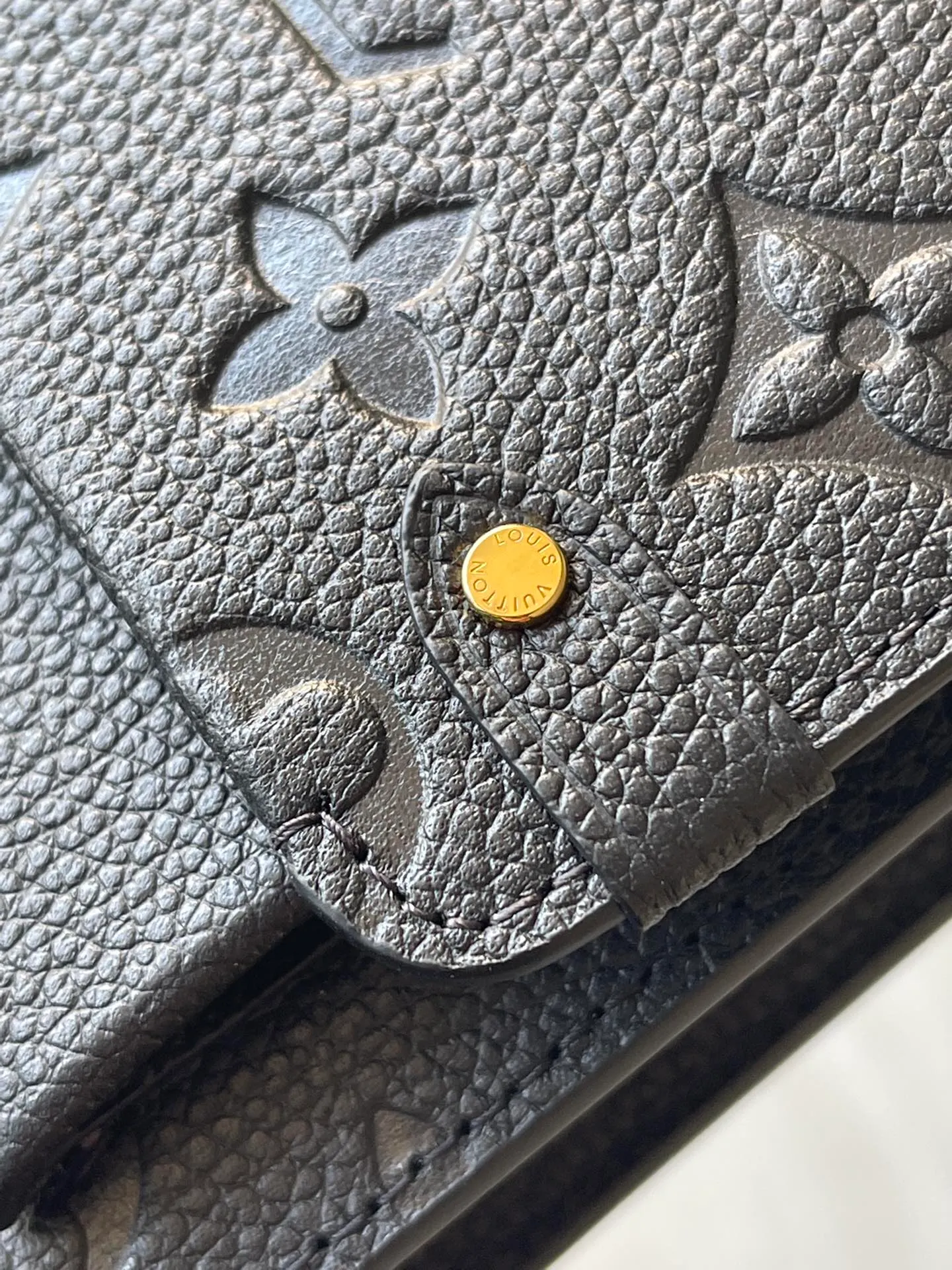 💰800 (first-grain leather) Top-quality original M67839 black Vavin chain bag is made of Monogram Empreinte leather to outline classic lines. The golden lock recalls the hard box design and highlights the charm against the same color embossing. Embossed cowhide leather lining Removable chain large accordion compartment Large zippered patch pocket Internal patch pocket Front patch pocket Detailed dimensions: 19.0 x 12.5 x 4.0 cm