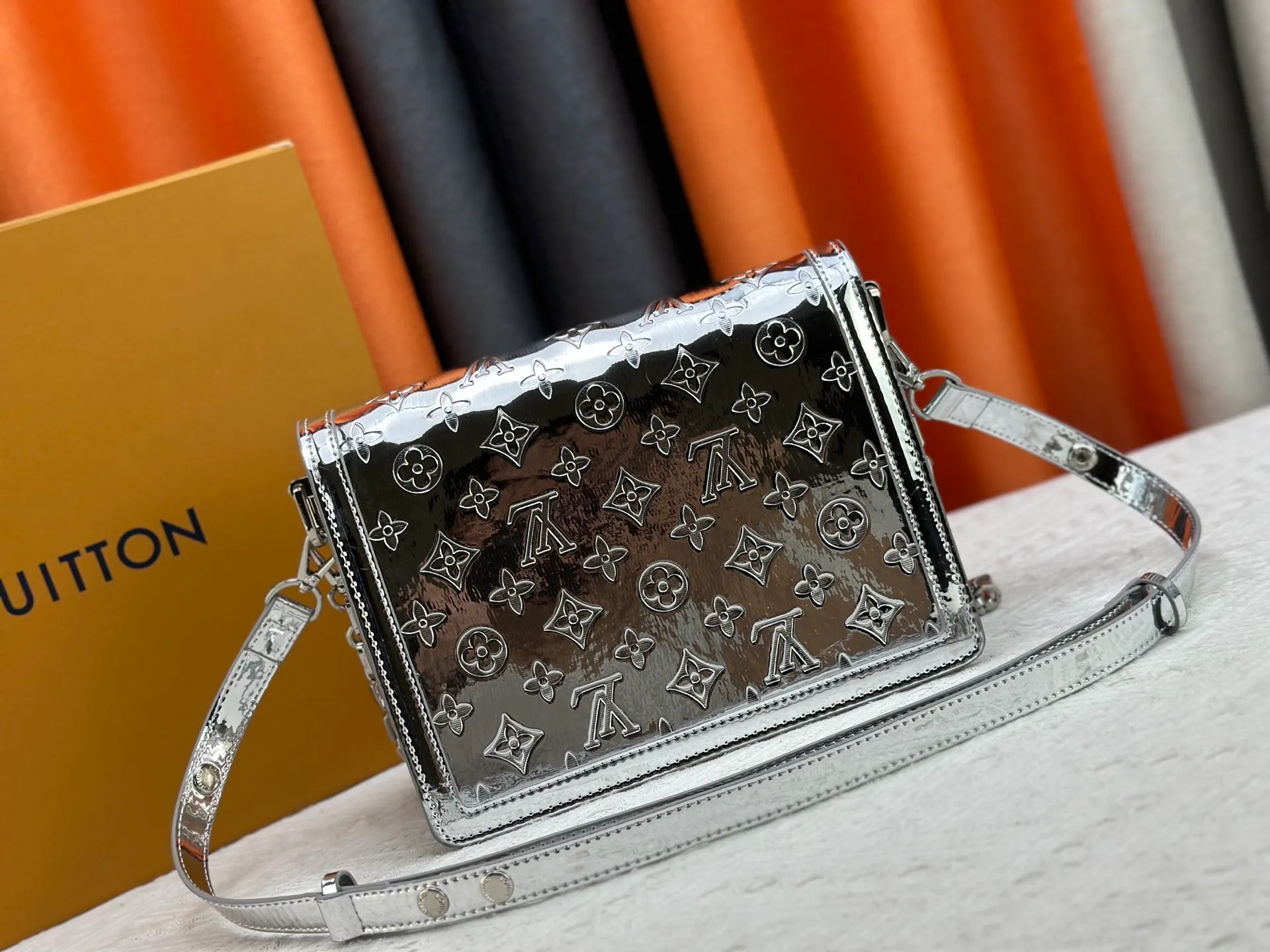 P380 Daphne Gold Silver 💥Louis Vuitton 2025 Early Spring Messenger Bag M43599/44391/44580 color matching latest version shipped Métis The compact shape of the handbag exudes elegance. Presbyopia and cowhide, made of soft Monogram canvas, compact in size and equipped with multiple practical pockets and compartments. Size:25x19x9cm
