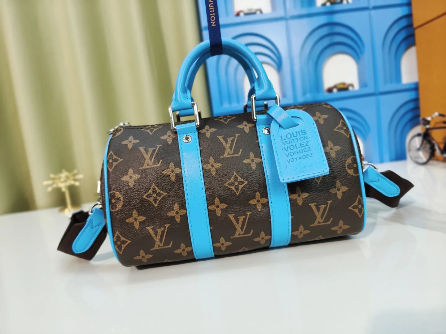 P260 upgraded original version M12609 presbyopic yellow, presbyopic blue, M11595 gradient gray, M20900 This Keepall 25 handbag is made of Monogram Eclipse Reverse canvas, showing an elegant reinterpretation of Louis Vuitton's classic pattern. Reinforced straps and leather name tags are signature elements of the Keepall collection, while a zipper closure keeps personal items safe and secure. Dimensions: 25.0 x 15.0 x 11.0 cm (length x height x width)