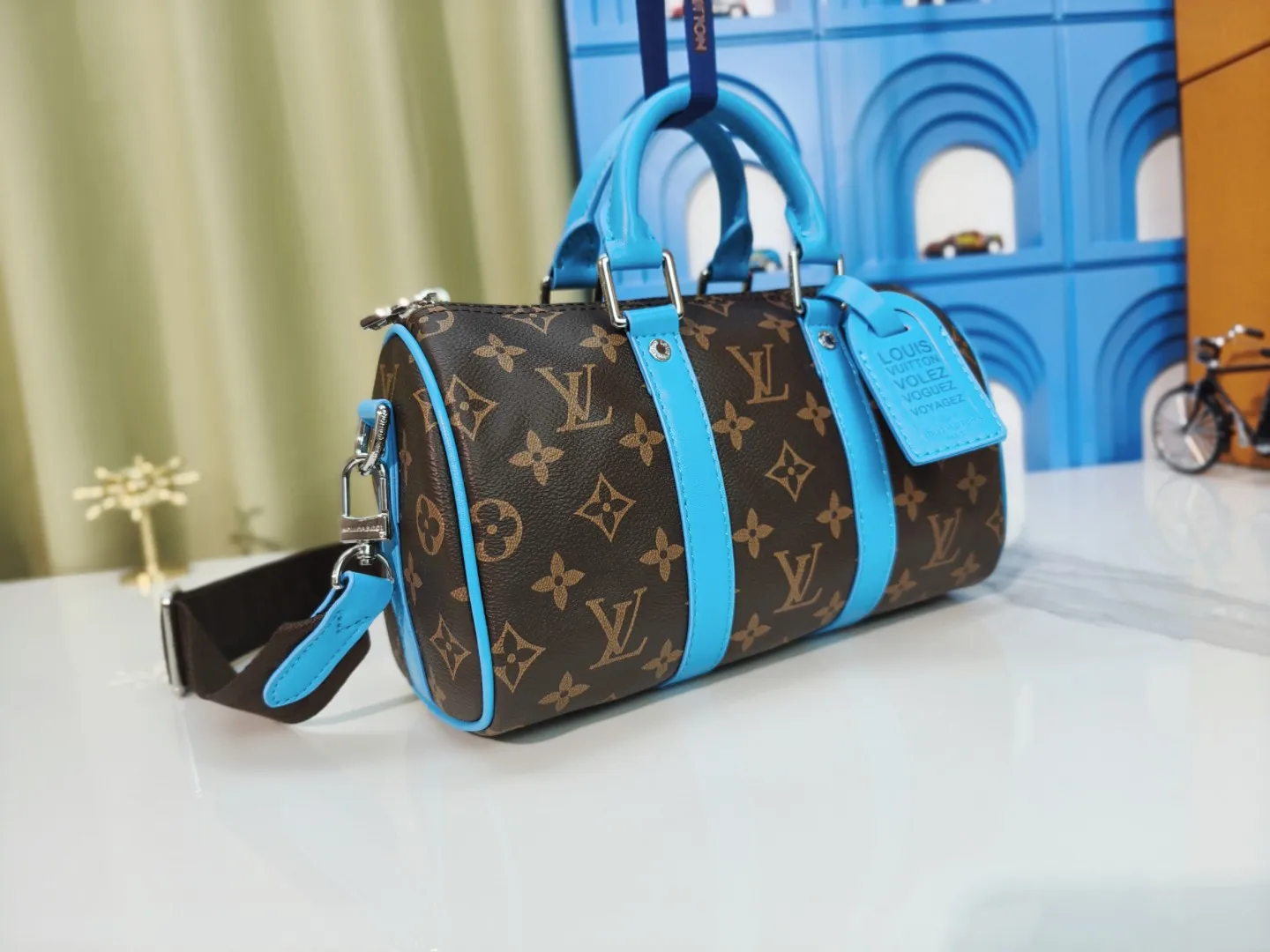 P260 upgraded original version M12609 presbyopic yellow, presbyopic blue, M11595 gradient gray, M20900 This Keepall 25 handbag is made of Monogram Eclipse Reverse canvas, showing an elegant reinterpretation of Louis Vuitton's classic pattern. Reinforced straps and leather name tags are signature elements of the Keepall collection, while a zipper closure keeps personal items safe and secure. Dimensions: 25.0 x 15.0 x 11.0 cm (length x height x width)