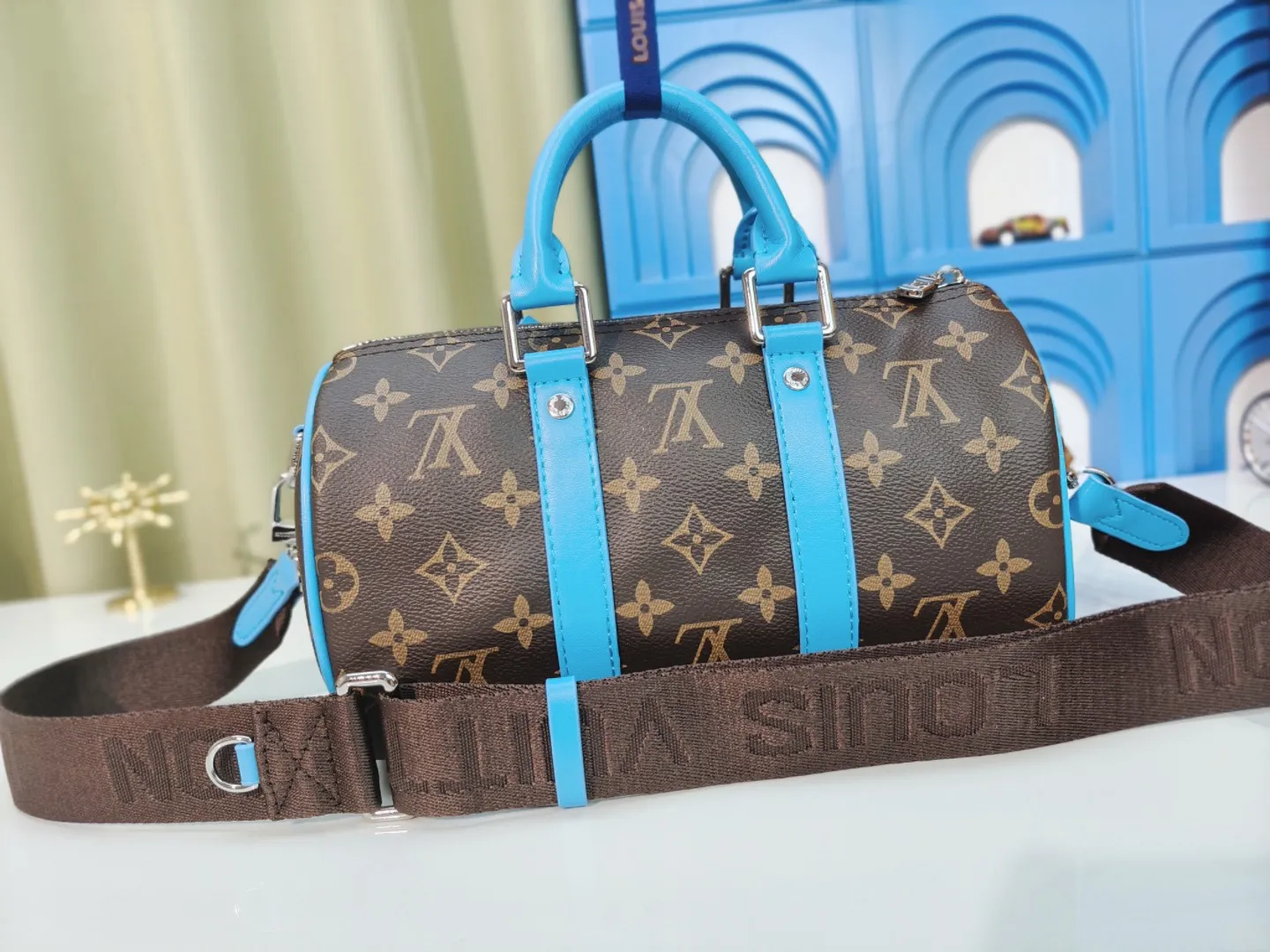 P260 upgraded original version M12609 presbyopic yellow, presbyopic blue, M11595 gradient gray, M20900 This Keepall 25 handbag is made of Monogram Eclipse Reverse canvas, showing an elegant reinterpretation of Louis Vuitton's classic pattern. Reinforced straps and leather name tags are signature elements of the Keepall collection, while a zipper closure keeps personal items safe and secure. Dimensions: 25.0 x 15.0 x 11.0 cm (length x height x width)