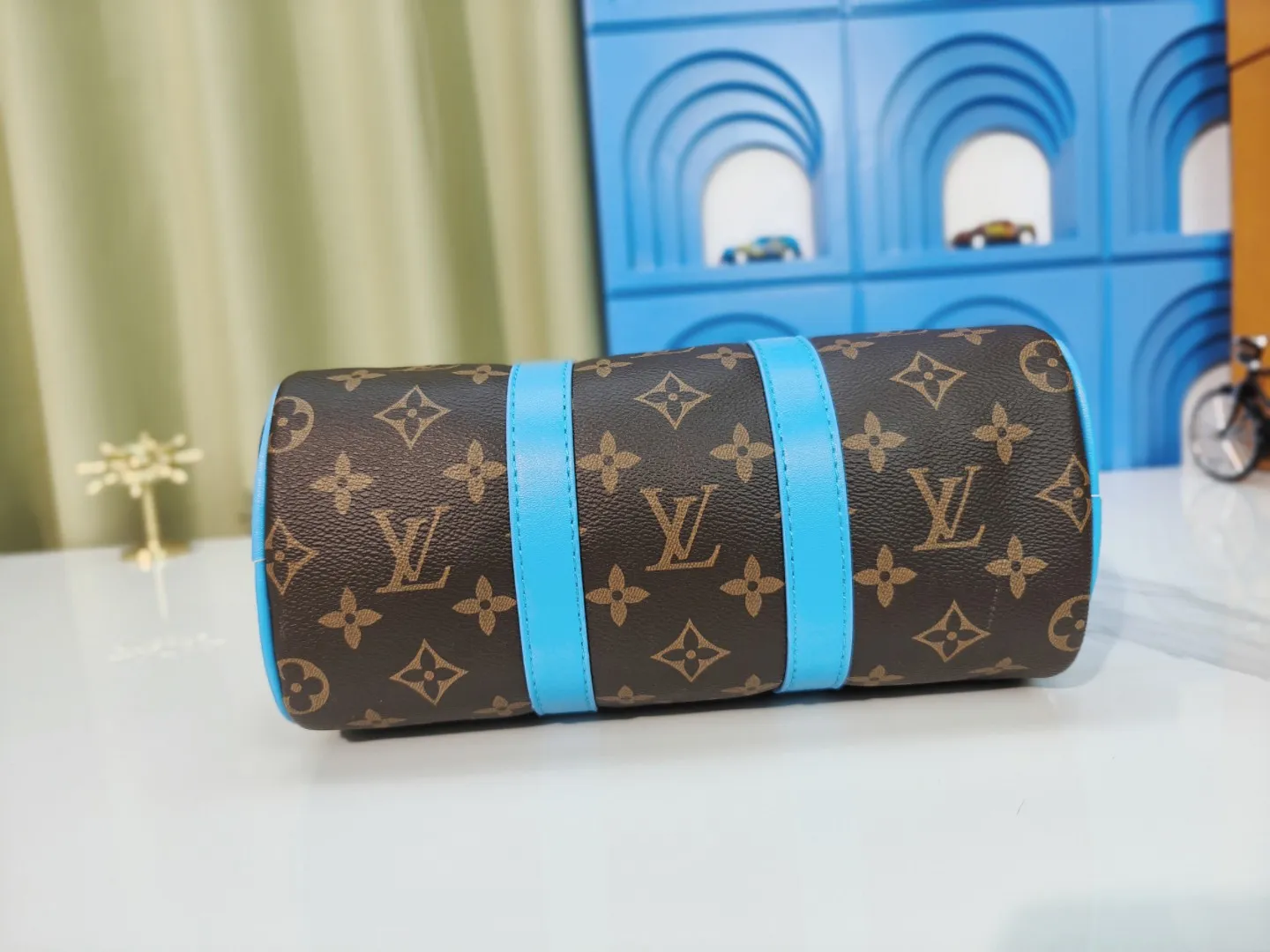 P260 upgraded original version M12609 presbyopic yellow, presbyopic blue, M11595 gradient gray, M20900 This Keepall 25 handbag is made of Monogram Eclipse Reverse canvas, showing an elegant reinterpretation of Louis Vuitton's classic pattern. Reinforced straps and leather name tags are signature elements of the Keepall collection, while a zipper closure keeps personal items safe and secure. Dimensions: 25.0 x 15.0 x 11.0 cm (length x height x width)