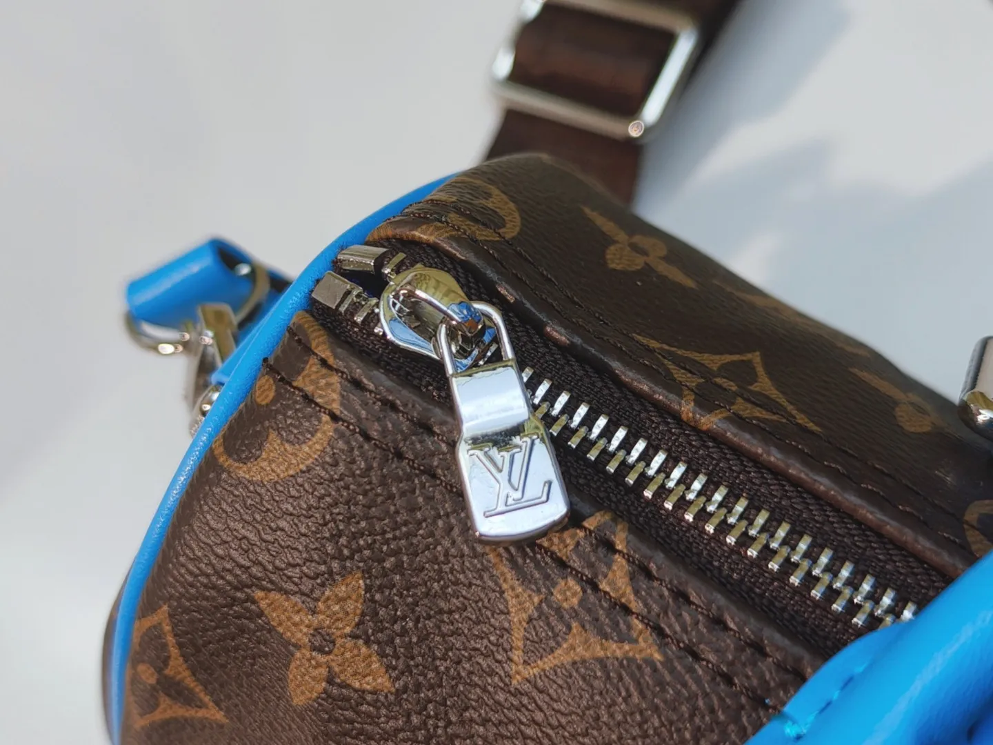 P260 upgraded original version M12609 presbyopic yellow, presbyopic blue, M11595 gradient gray, M20900 This Keepall 25 handbag is made of Monogram Eclipse Reverse canvas, showing an elegant reinterpretation of Louis Vuitton's classic pattern. Reinforced straps and leather name tags are signature elements of the Keepall collection, while a zipper closure keeps personal items safe and secure. Dimensions: 25.0 x 15.0 x 11.0 cm (length x height x width)