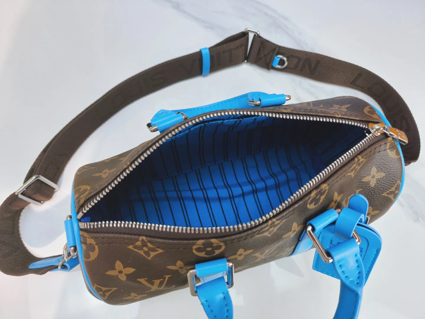 P260 upgraded original version M12609 presbyopic yellow, presbyopic blue, M11595 gradient gray, M20900 This Keepall 25 handbag is made of Monogram Eclipse Reverse canvas, showing an elegant reinterpretation of Louis Vuitton's classic pattern. Reinforced straps and leather name tags are signature elements of the Keepall collection, while a zipper closure keeps personal items safe and secure. Dimensions: 25.0 x 15.0 x 11.0 cm (length x height x width)