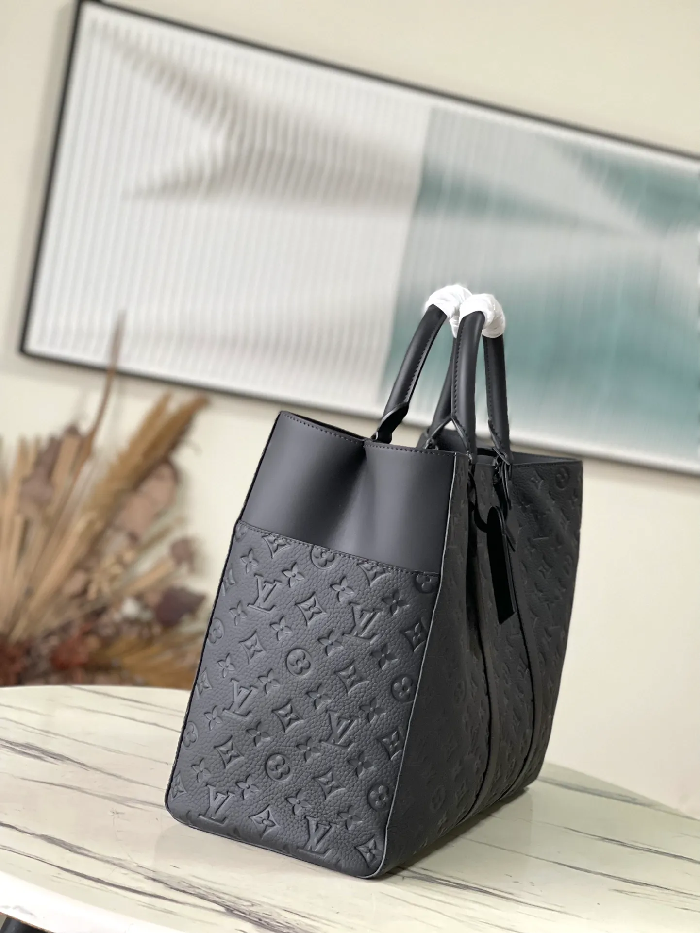 💰1380 (top-grain leather) top-quality original M21865 full leather. This Sac Plat24H handbag is made of Monogram embossed Taurillon leather. It adds easy-to-access external patch pockets to the material on both sides, achieving a fully functional configuration. In addition to the top handle, there is also a long handle that can be retracted inside to provide a comfortable carrying experience. Dimensions: 44 × 33 × 18 cm