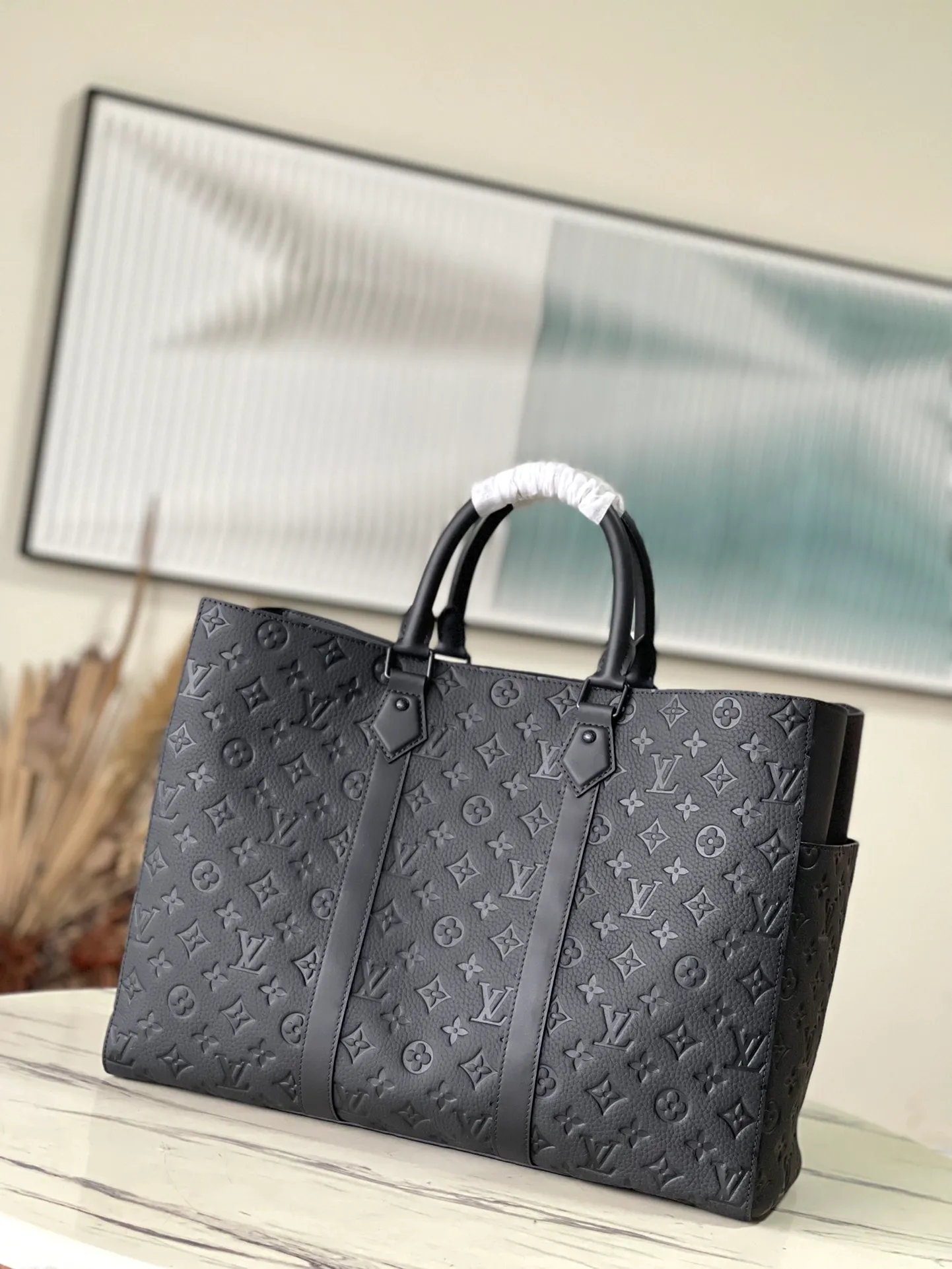 💰1380 (top-grain leather) top-quality original M21865 full leather. This Sac Plat24H handbag is made of Monogram embossed Taurillon leather. It adds easy-to-access external patch pockets to the material on both sides, achieving a fully functional configuration. In addition to the top handle, there is also a long handle that can be retracted inside to provide a comfortable carrying experience. Dimensions: 44 × 33 × 18 cm
