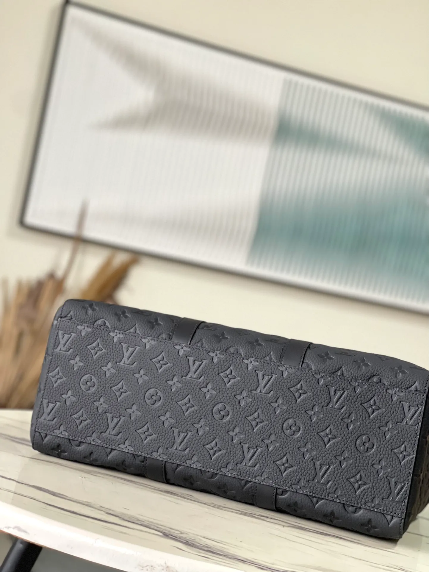 💰1380 (top-grain leather) top-quality original M21865 full leather. This Sac Plat24H handbag is made of Monogram embossed Taurillon leather. It adds easy-to-access external patch pockets to the material on both sides, achieving a fully functional configuration. In addition to the top handle, there is also a long handle that can be retracted inside to provide a comfortable carrying experience. Dimensions: 44 × 33 × 18 cm