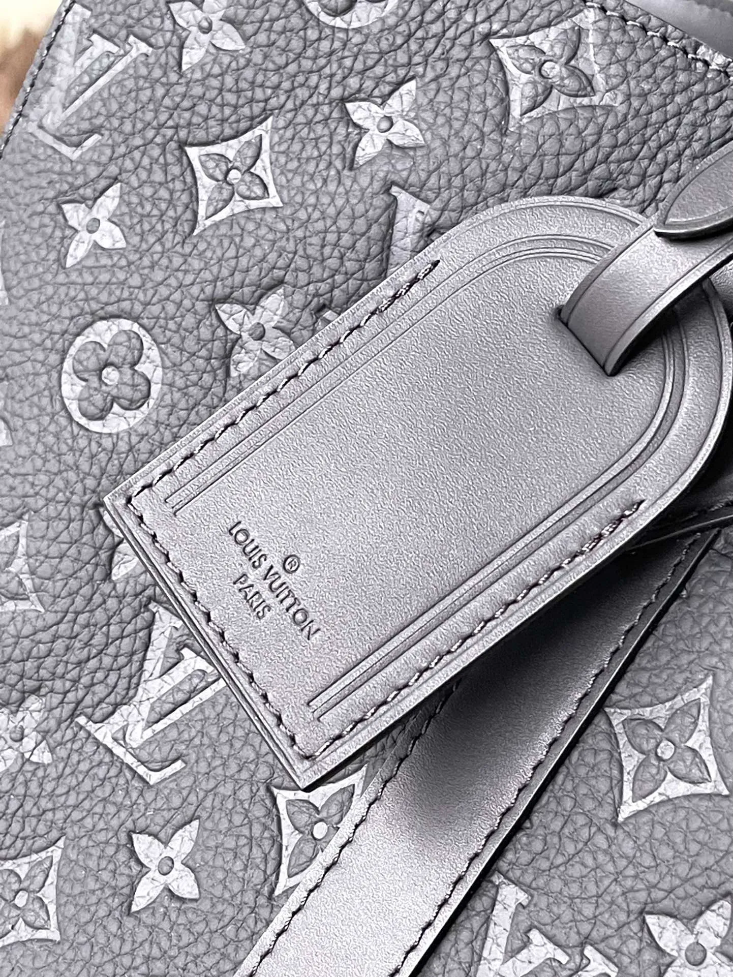 💰1380 (top-grain leather) top-quality original M21865 full leather. This Sac Plat24H handbag is made of Monogram embossed Taurillon leather. It adds easy-to-access external patch pockets to the material on both sides, achieving a fully functional configuration. In addition to the top handle, there is also a long handle that can be retracted inside to provide a comfortable carrying experience. Dimensions: 44 × 33 × 18 cm