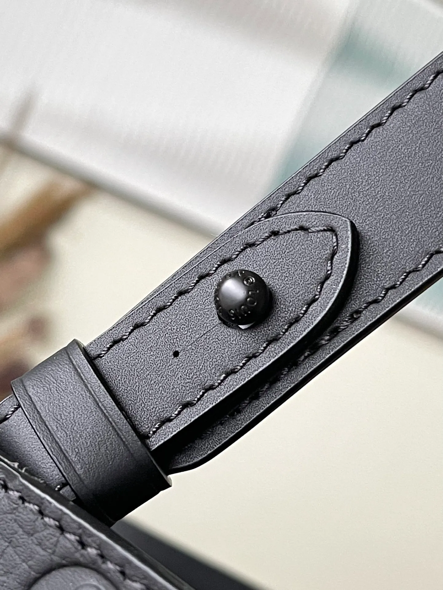 💰1380 (top-grain leather) top-quality original M21865 full leather. This Sac Plat24H handbag is made of Monogram embossed Taurillon leather. It adds easy-to-access external patch pockets to the material on both sides, achieving a fully functional configuration. In addition to the top handle, there is also a long handle that can be retracted inside to provide a comfortable carrying experience. Dimensions: 44 × 33 × 18 cm