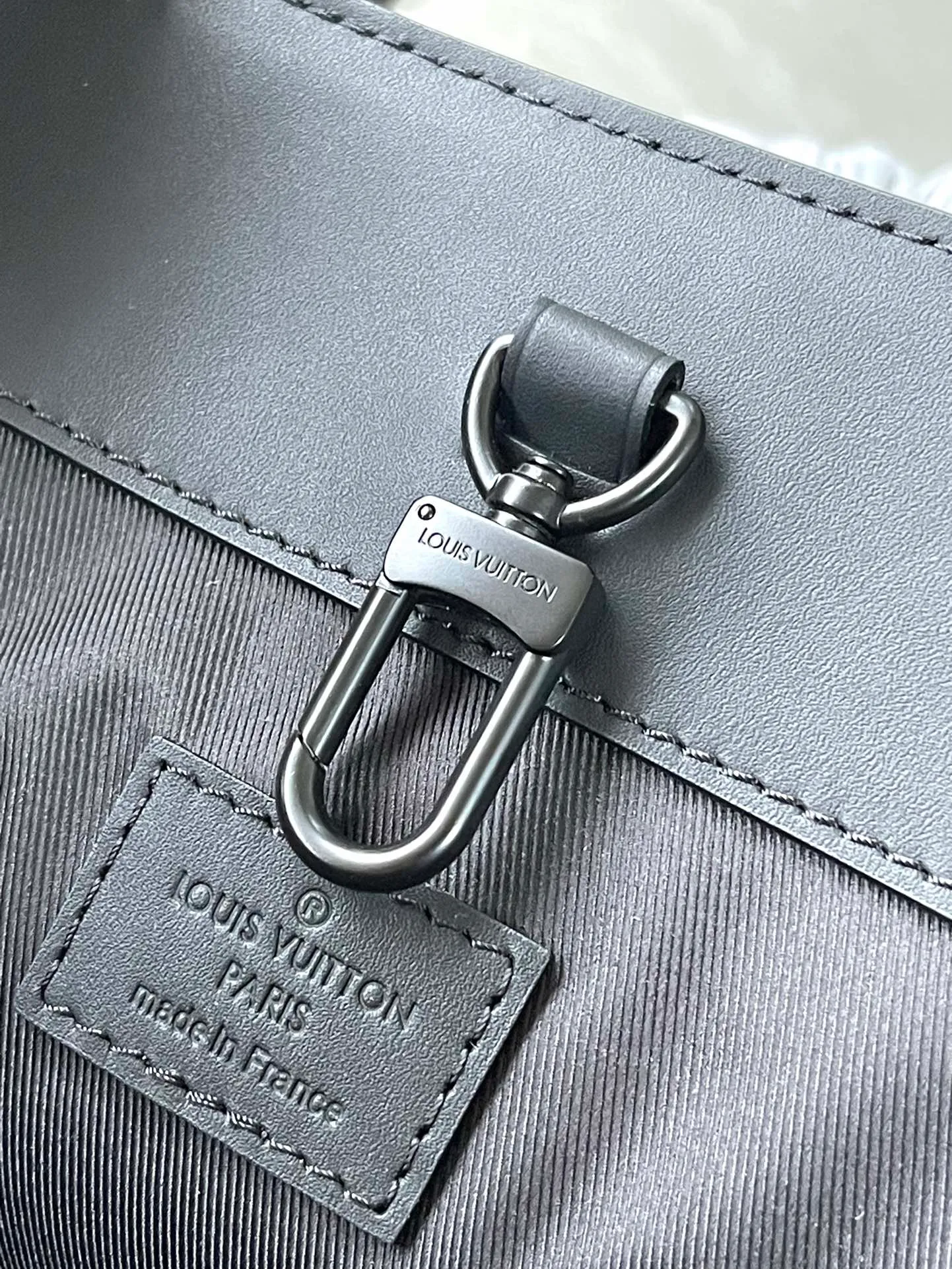 💰1380 (top-grain leather) top-quality original M21865 full leather. This Sac Plat24H handbag is made of Monogram embossed Taurillon leather. It adds easy-to-access external patch pockets to the material on both sides, achieving a fully functional configuration. In addition to the top handle, there is also a long handle that can be retracted inside to provide a comfortable carrying experience. Dimensions: 44 × 33 × 18 cm