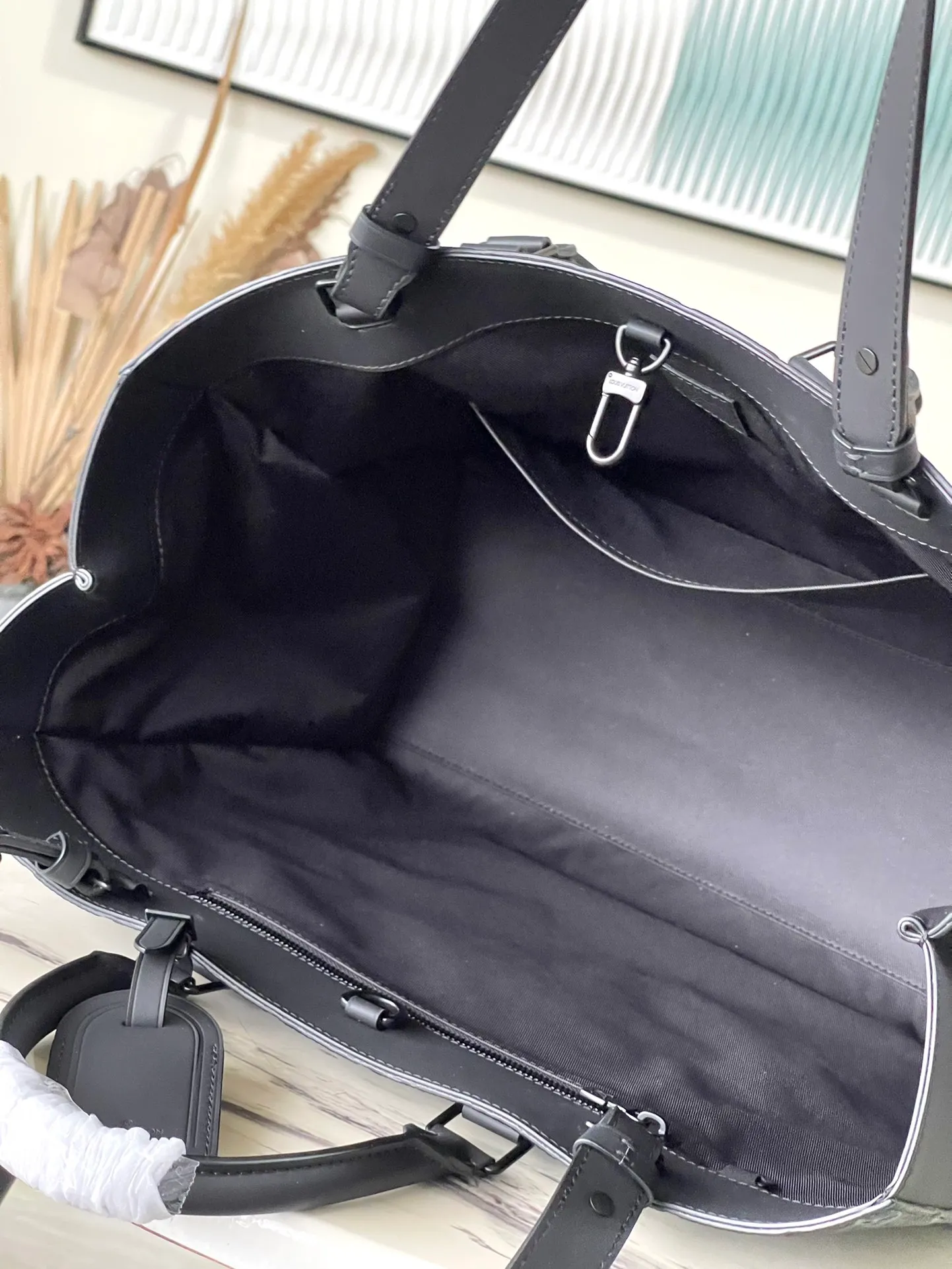 💰1380 (top-grain leather) top-quality original M21865 full leather. This Sac Plat24H handbag is made of Monogram embossed Taurillon leather. It adds easy-to-access external patch pockets to the material on both sides, achieving a fully functional configuration. In addition to the top handle, there is also a long handle that can be retracted inside to provide a comfortable carrying experience. Dimensions: 44 × 33 × 18 cm