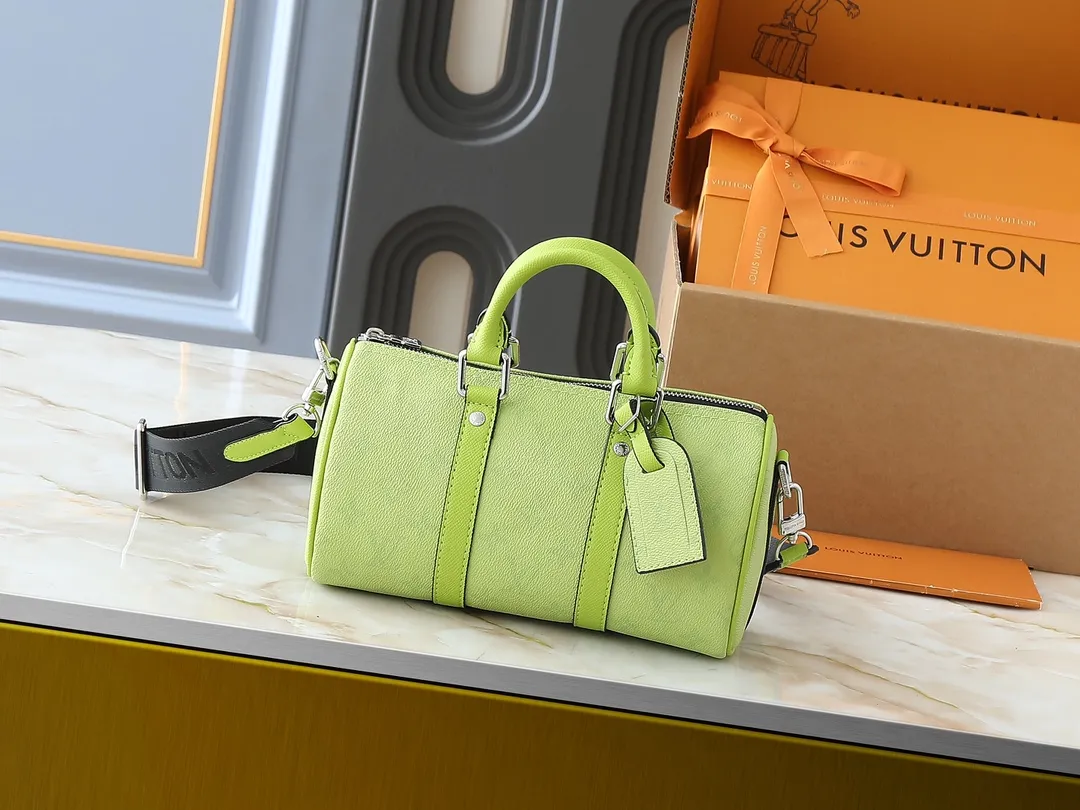 💰240💰Upgraded original version M14078 lime green M13935 gradient rainbow, black and white three colors N40770 brown pattern M15428 old flower M46271 black flower M20900 M46249 This handbag condenses the classic silhouette of the Keepall travel bag and is made of Monogram embossed Taurillon leather. The compact structure is suitable for storing small items such as mobile phones and wallets. With its clever use of leather handles and detachable shoulder strap, it's easy to carry with you in trendy style. Detailed features Dimensions: 25✘15✘11 cm