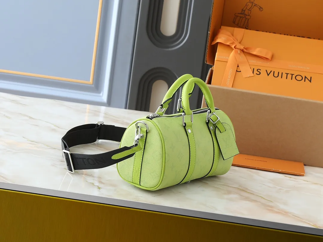 💰240💰Upgraded original version M14078 lime green M13935 gradient rainbow, black and white three colors N40770 brown pattern M15428 old flower M46271 black flower M20900 M46249 This handbag condenses the classic silhouette of the Keepall travel bag and is made of Monogram embossed Taurillon leather. The compact structure is suitable for storing small items such as mobile phones and wallets. With its clever use of leather handles and detachable shoulder strap, it's easy to carry with you in trendy style. Detailed features Dimensions: 25✘15✘11 cm