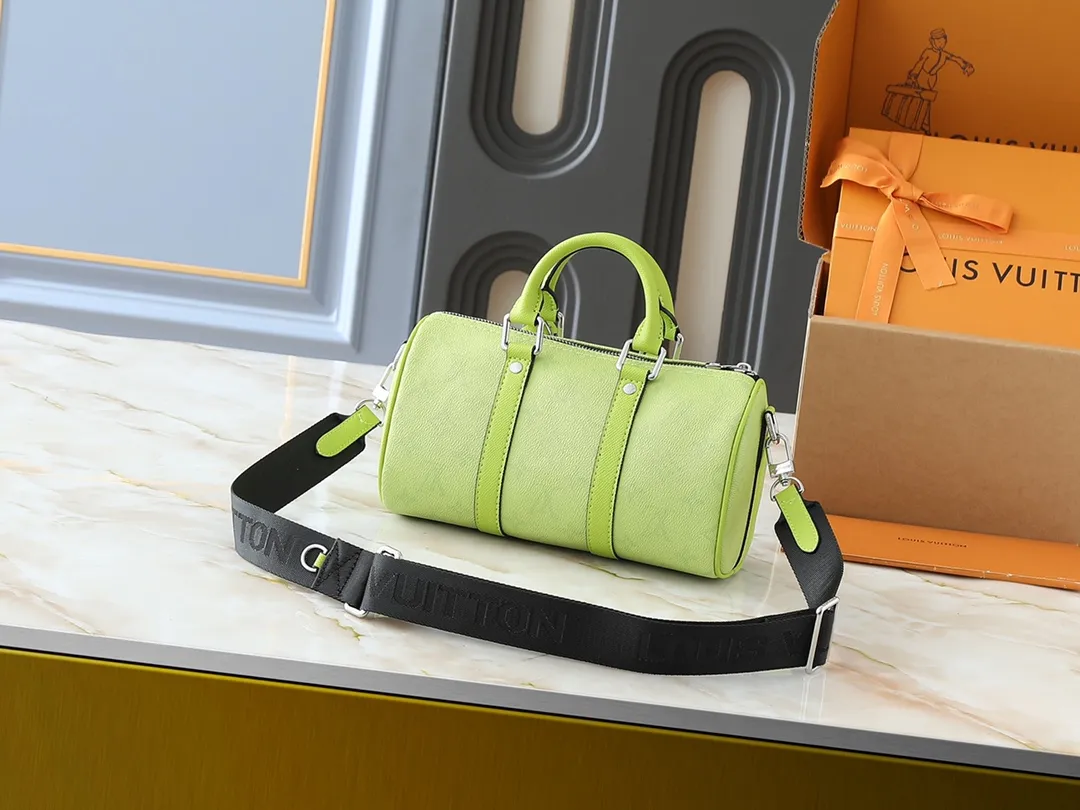 💰240💰Upgraded original version M14078 lime green M13935 gradient rainbow, black and white three colors N40770 brown pattern M15428 old flower M46271 black flower M20900 M46249 This handbag condenses the classic silhouette of the Keepall travel bag and is made of Monogram embossed Taurillon leather. The compact structure is suitable for storing small items such as mobile phones and wallets. With its clever use of leather handles and detachable shoulder strap, it's easy to carry with you in trendy style. Detailed features Dimensions: 25✘15✘11 cm