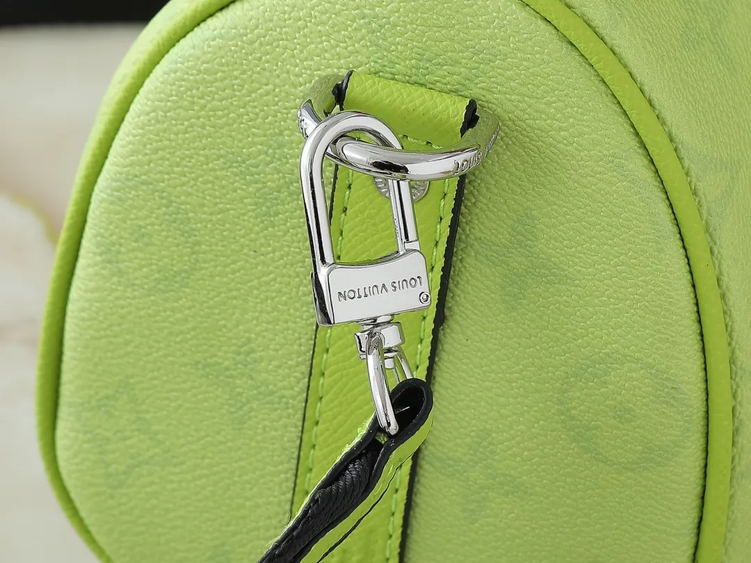 💰240💰Upgraded original version M14078 lime green M13935 gradient rainbow, black and white three colors N40770 brown pattern M15428 old flower M46271 black flower M20900 M46249 This handbag condenses the classic silhouette of the Keepall travel bag and is made of Monogram embossed Taurillon leather. The compact structure is suitable for storing small items such as mobile phones and wallets. With its clever use of leather handles and detachable shoulder strap, it's easy to carry with you in trendy style. Detailed features Dimensions: 25✘15✘11 cm