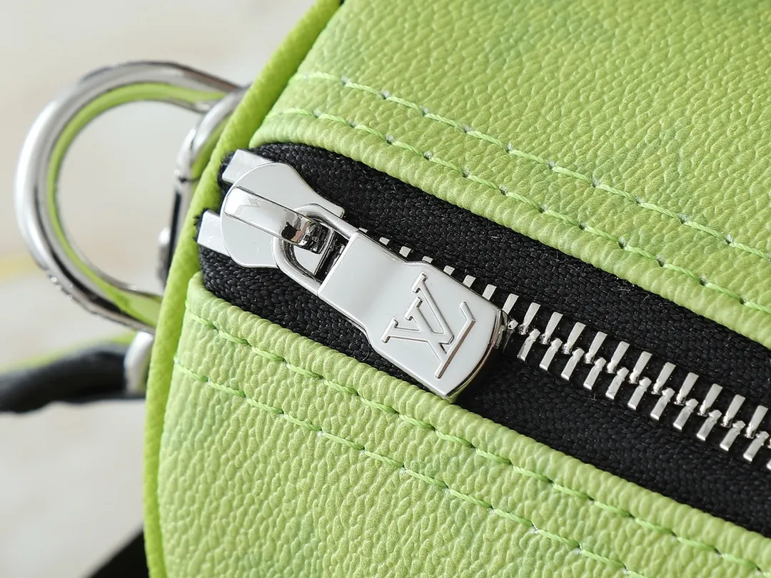 💰240💰Upgraded original version M14078 lime green M13935 gradient rainbow, black and white three colors N40770 brown pattern M15428 old flower M46271 black flower M20900 M46249 This handbag condenses the classic silhouette of the Keepall travel bag and is made of Monogram embossed Taurillon leather. The compact structure is suitable for storing small items such as mobile phones and wallets. With its clever use of leather handles and detachable shoulder strap, it's easy to carry with you in trendy style. Detailed features Dimensions: 25✘15✘11 cm