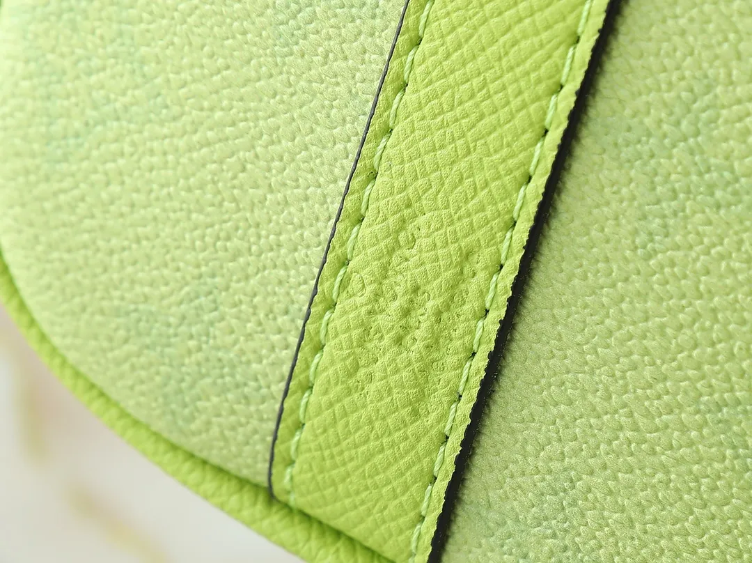 💰240💰Upgraded original version M14078 lime green M13935 gradient rainbow, black and white three colors N40770 brown pattern M15428 old flower M46271 black flower M20900 M46249 This handbag condenses the classic silhouette of the Keepall travel bag and is made of Monogram embossed Taurillon leather. The compact structure is suitable for storing small items such as mobile phones and wallets. With its clever use of leather handles and detachable shoulder strap, it's easy to carry with you in trendy style. Detailed features Dimensions: 25✘15✘11 cm