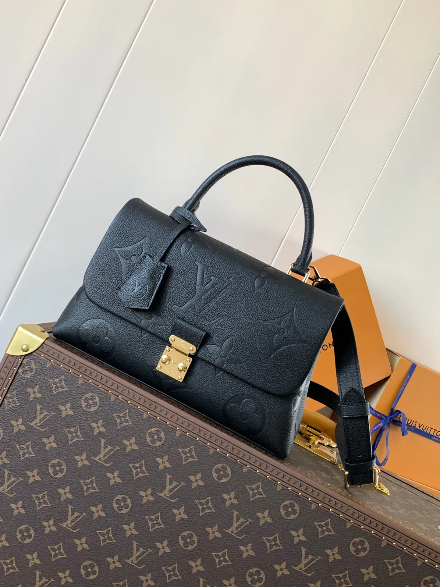 💰1040 (top layer leather) top original order, transcoding chip M45976 embossed black large size M46041 large gray silk screen M45979 black silk screen Louis Vuitton's new Madeleine medium handbag is made of Monogram Empreinte embossed leather, with a top handle, suitable for business or leisure occasions. The leather key pouch and S-lock clasp reflect the brand's travel heritage, while the detachable and adjustable shoulder strap allows for a variety of carrying options. Dimensions: 30.0 x 19.5 x 11.0 cm (length x height x width)