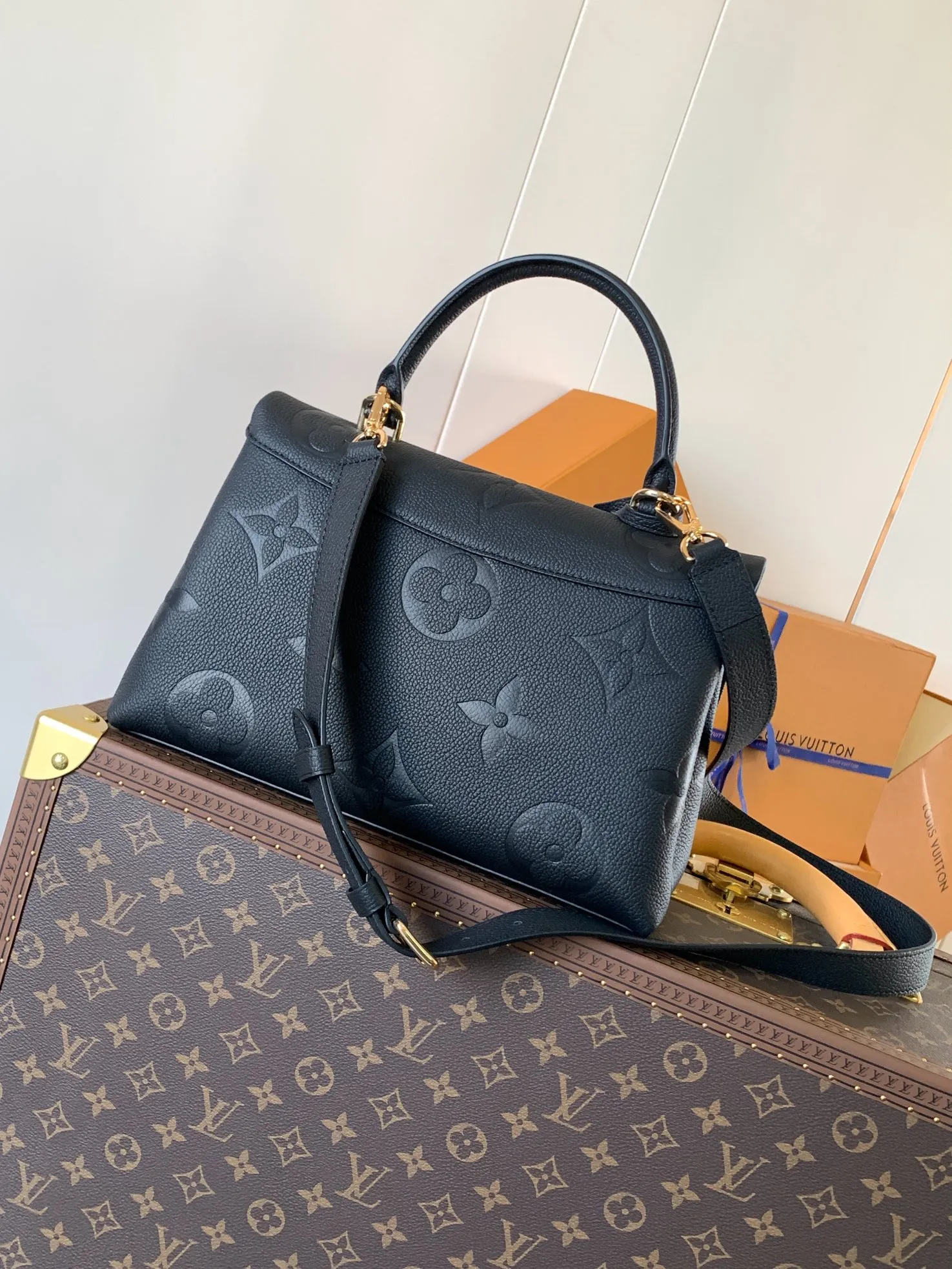 💰1040 (top layer leather) top original order, transcoding chip M45976 embossed black large size M46041 large gray silk screen M45979 black silk screen Louis Vuitton's new Madeleine medium handbag is made of Monogram Empreinte embossed leather, with a top handle, suitable for business or leisure occasions. The leather key pouch and S-lock clasp reflect the brand's travel heritage, while the detachable and adjustable shoulder strap allows for a variety of carrying options. Dimensions: 30.0 x 19.5 x 11.0 cm (length x height x width)