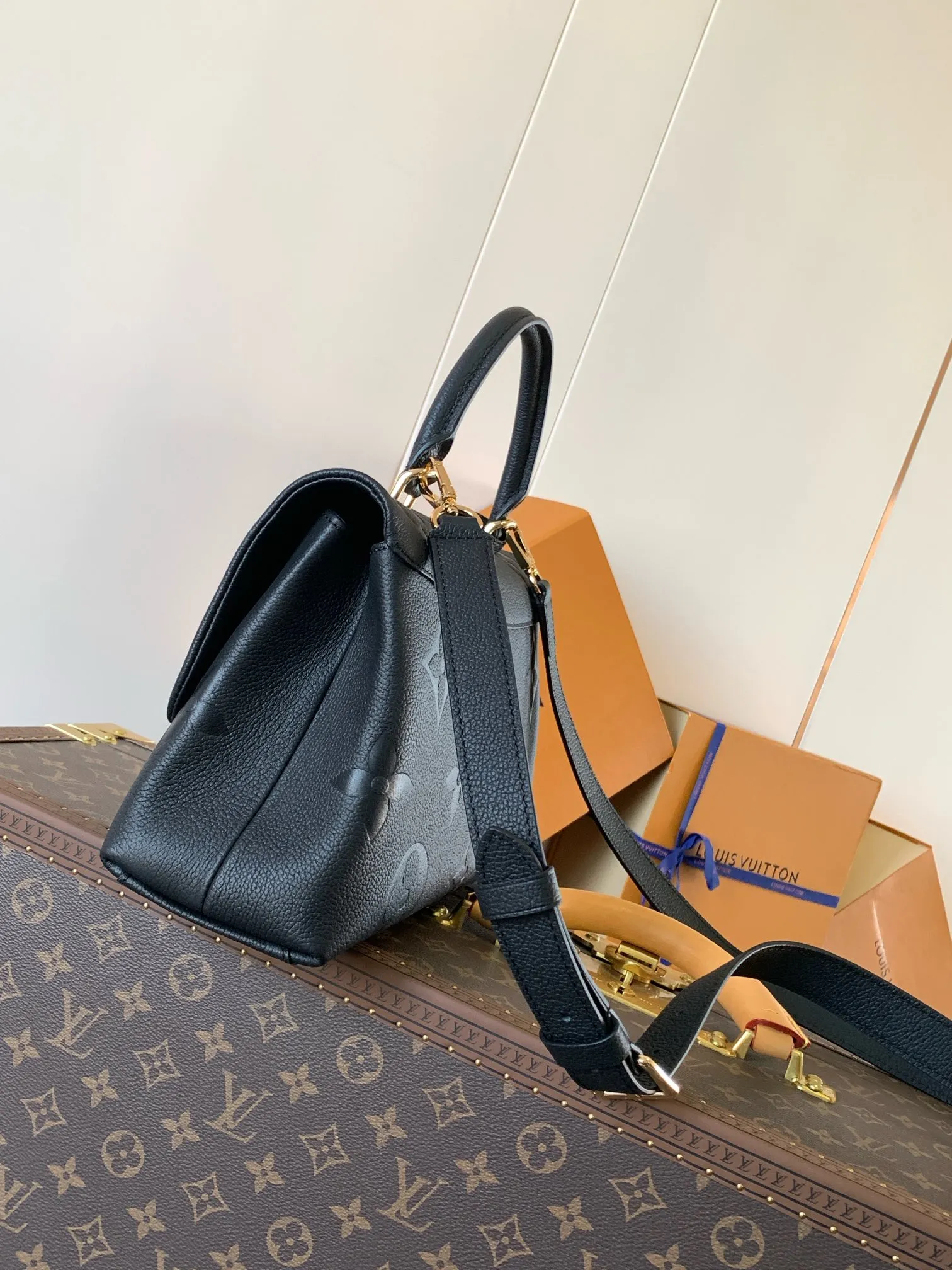 💰1040 (top layer leather) top original order, transcoding chip M45976 embossed black large size M46041 large gray silk screen M45979 black silk screen Louis Vuitton's new Madeleine medium handbag is made of Monogram Empreinte embossed leather, with a top handle, suitable for business or leisure occasions. The leather key pouch and S-lock clasp reflect the brand's travel heritage, while the detachable and adjustable shoulder strap allows for a variety of carrying options. Dimensions: 30.0 x 19.5 x 11.0 cm (length x height x width)
