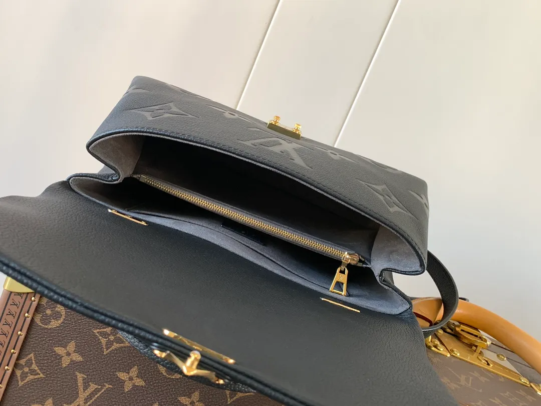 💰1040 (top layer leather) top original order, transcoding chip M45976 embossed black large size M46041 large gray silk screen M45979 black silk screen Louis Vuitton's new Madeleine medium handbag is made of Monogram Empreinte embossed leather, with a top handle, suitable for business or leisure occasions. The leather key pouch and S-lock clasp reflect the brand's travel heritage, while the detachable and adjustable shoulder strap allows for a variety of carrying options. Dimensions: 30.0 x 19.5 x 11.0 cm (length x height x width)