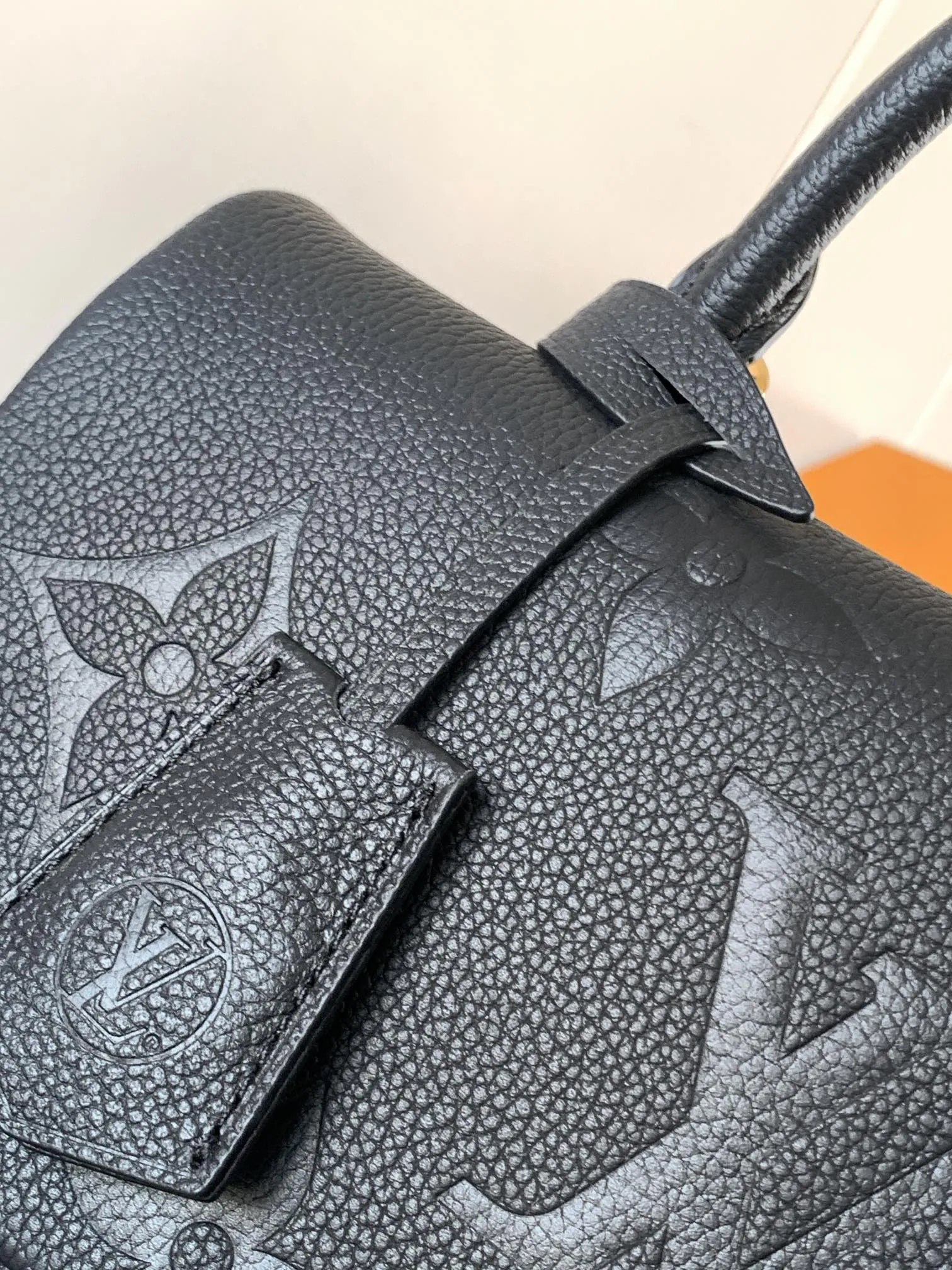 💰1040 (top layer leather) top original order, transcoding chip M45976 embossed black large size M46041 large gray silk screen M45979 black silk screen Louis Vuitton's new Madeleine medium handbag is made of Monogram Empreinte embossed leather, with a top handle, suitable for business or leisure occasions. The leather key pouch and S-lock clasp reflect the brand's travel heritage, while the detachable and adjustable shoulder strap allows for a variety of carrying options. Dimensions: 30.0 x 19.5 x 11.0 cm (length x height x width)
