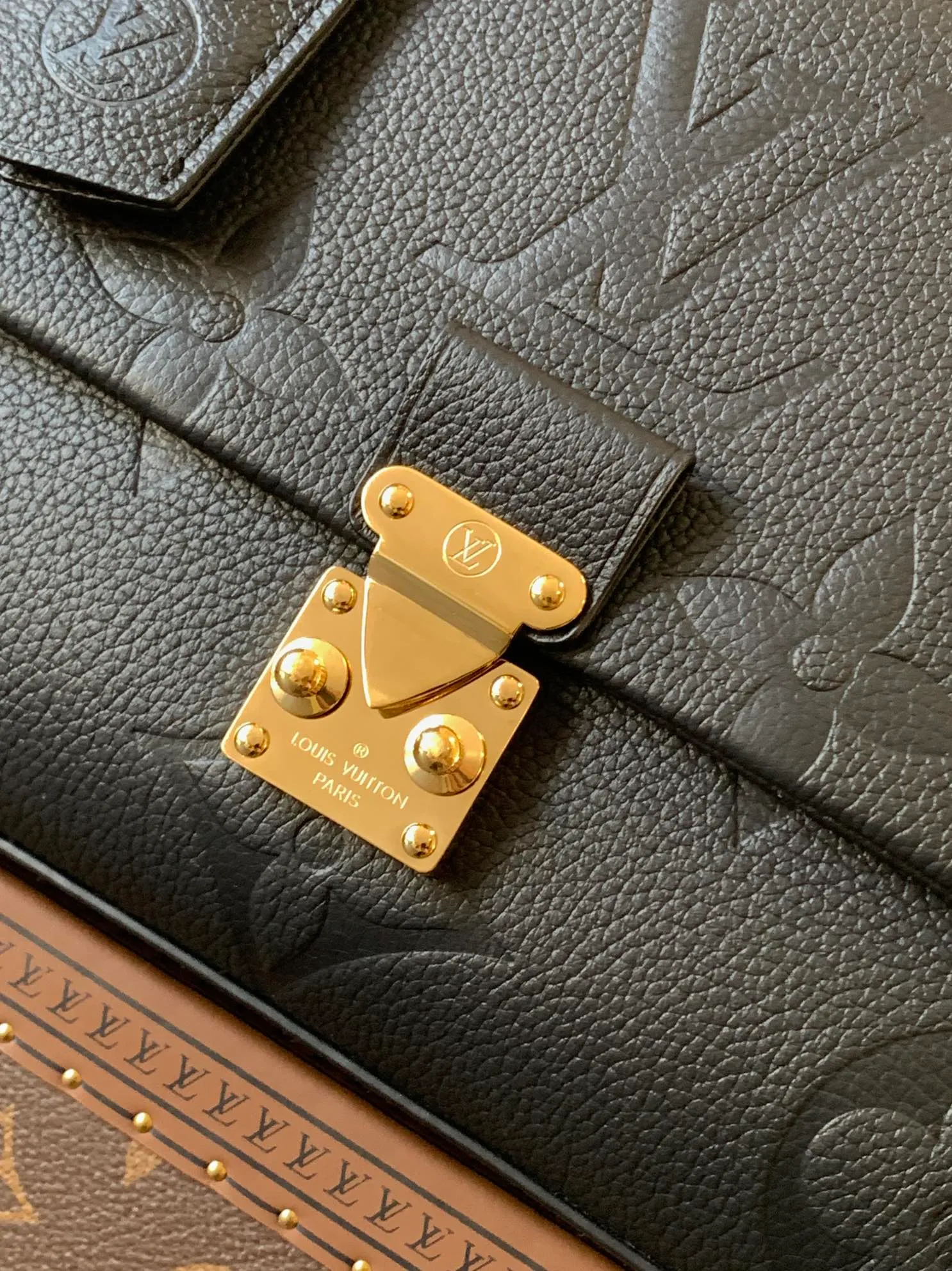 💰1040 (top layer leather) top original order, transcoding chip M45976 embossed black large size M46041 large gray silk screen M45979 black silk screen Louis Vuitton's new Madeleine medium handbag is made of Monogram Empreinte embossed leather, with a top handle, suitable for business or leisure occasions. The leather key pouch and S-lock clasp reflect the brand's travel heritage, while the detachable and adjustable shoulder strap allows for a variety of carrying options. Dimensions: 30.0 x 19.5 x 11.0 cm (length x height x width)