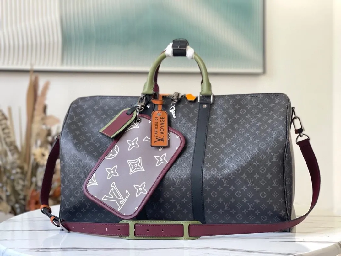 💰1040 Top Original M56855 Black Flower Top Original KEEPALL BANDOULIER Travel Bag Patchwork theme is integrated into this travel bag, creating a variety of styles from a trendy perspective. This classic soft travel bag is equipped with a leather top handle and two straps on the side. It is the size of carry-on luggage and has ample internal space. Dimensions: 50.0 x29.0 x23.0 cm
