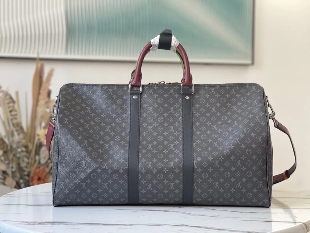 💰1040 Top Original M56855 Black Flower Top Original KEEPALL BANDOULIER Travel Bag Patchwork theme is integrated into this travel bag, creating a variety of styles from a trendy perspective. This classic soft travel bag is equipped with a leather top handle and two straps on the side. It is the size of carry-on luggage and has ample internal space. Dimensions: 50.0 x29.0 x23.0 cm