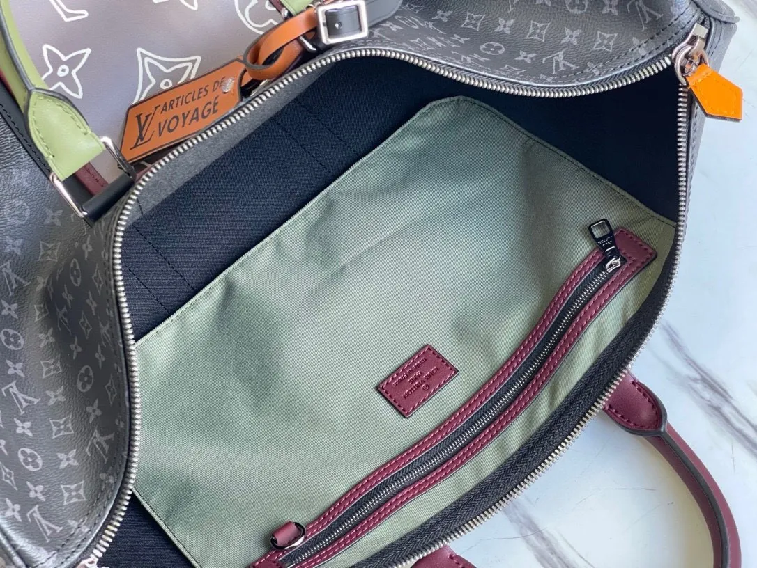 💰1040 Top Original M56855 Black Flower Top Original KEEPALL BANDOULIER Travel Bag Patchwork theme is integrated into this travel bag, creating a variety of styles from a trendy perspective. This classic soft travel bag is equipped with a leather top handle and two straps on the side. It is the size of carry-on luggage and has ample internal space. Dimensions: 50.0 x29.0 x23.0 cm