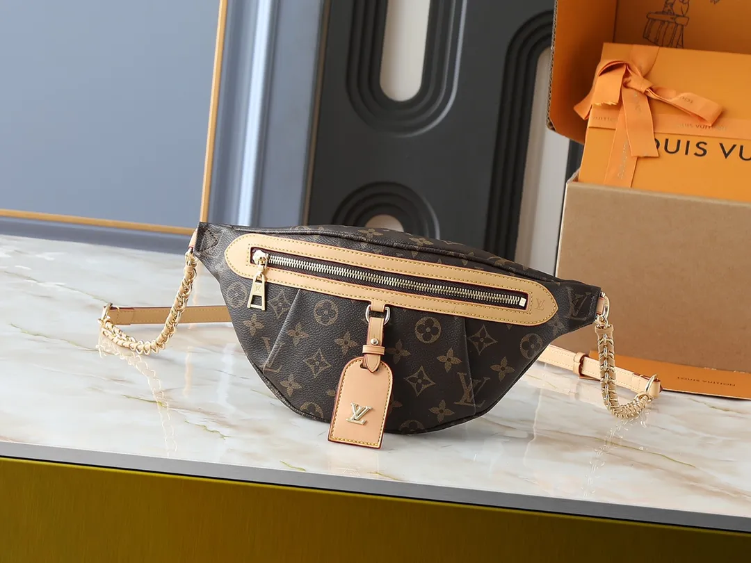 💰240💰Upgraded original version M14353 M46784 M43644 This unique High Rise waist bag is reinterpreted in iconic Monogram Empreinte leather this season. Just like the original design, this PM style has a practical design with adjustable length straps and is large enough to hold everyday essentials. The belt bag is embellished with gold-tone hardware and has a detachable decorative luggage tag that pays homage to the brand's trunk-making heritage and can be worn cross-body or as a belt. Dimensions: 31 x 15 x 6 cm