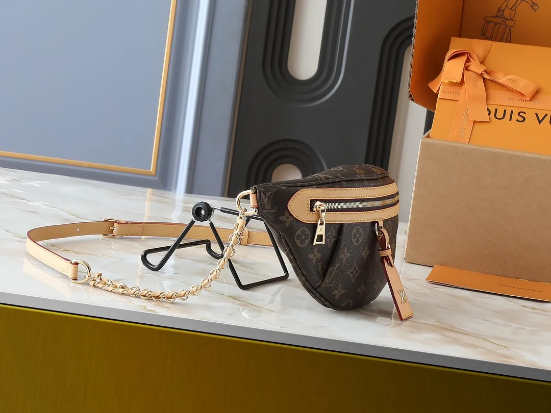 💰240💰Upgraded original version M14353 M46784 M43644 This unique High Rise waist bag is reinterpreted in iconic Monogram Empreinte leather this season. Just like the original design, this PM style has a practical design with adjustable length straps and is large enough to hold everyday essentials. The belt bag is embellished with gold-tone hardware and has a detachable decorative luggage tag that pays homage to the brand's trunk-making heritage and can be worn cross-body or as a belt. Dimensions: 31 x 15 x 6 cm