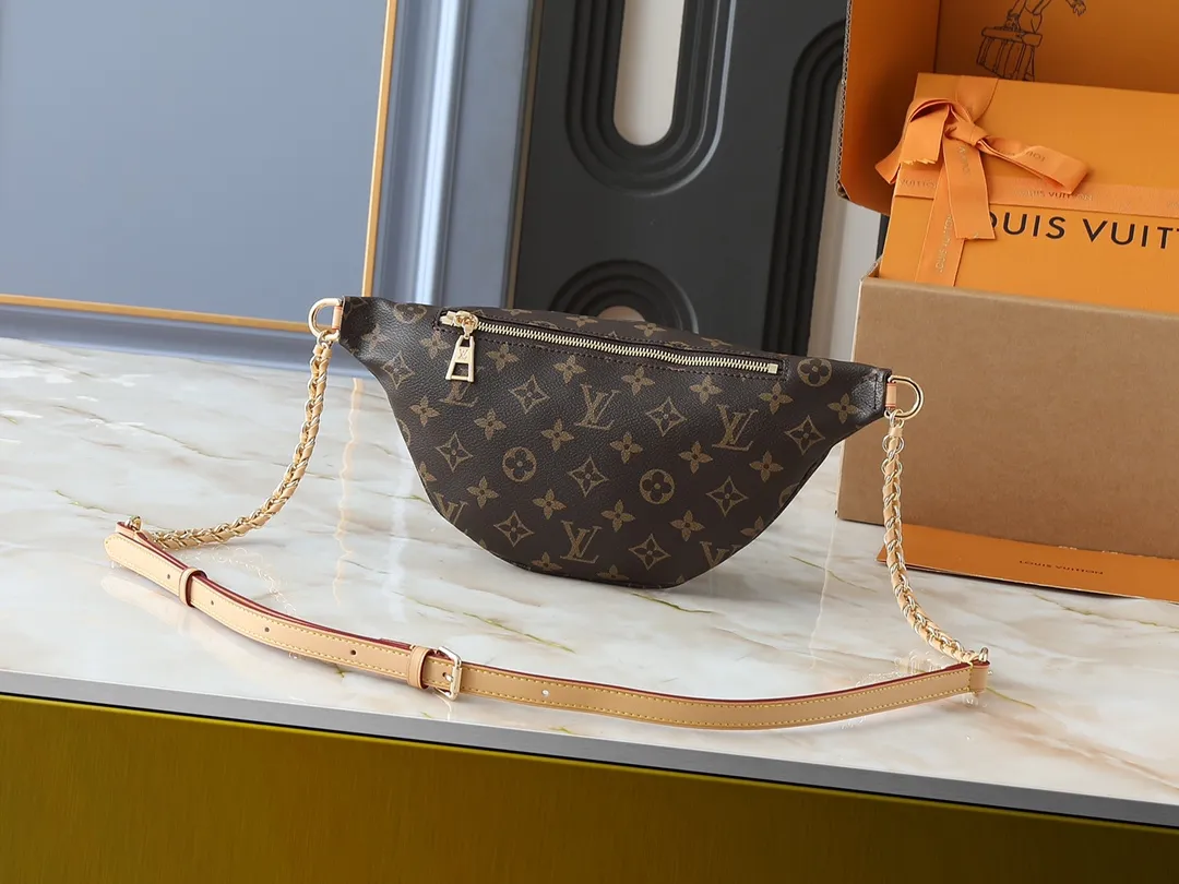 💰240💰Upgraded original version M14353 M46784 M43644 This unique High Rise waist bag is reinterpreted in iconic Monogram Empreinte leather this season. Just like the original design, this PM style has a practical design with adjustable length straps and is large enough to hold everyday essentials. The belt bag is embellished with gold-tone hardware and has a detachable decorative luggage tag that pays homage to the brand's trunk-making heritage and can be worn cross-body or as a belt. Dimensions: 31 x 15 x 6 cm
