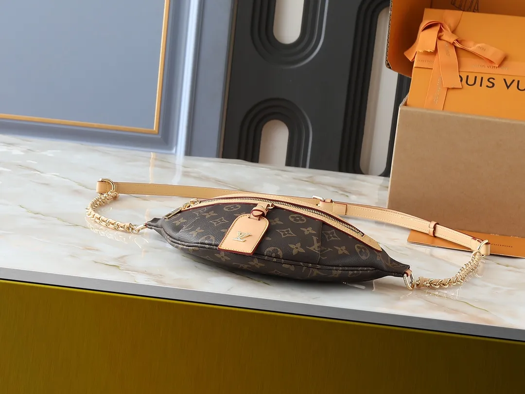 💰240💰Upgraded original version M14353 M46784 M43644 This unique High Rise waist bag is reinterpreted in iconic Monogram Empreinte leather this season. Just like the original design, this PM style has a practical design with adjustable length straps and is large enough to hold everyday essentials. The belt bag is embellished with gold-tone hardware and has a detachable decorative luggage tag that pays homage to the brand's trunk-making heritage and can be worn cross-body or as a belt. Dimensions: 31 x 15 x 6 cm