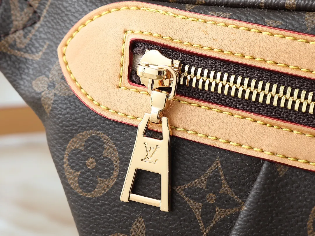 💰240💰Upgraded original version M14353 M46784 M43644 This unique High Rise waist bag is reinterpreted in iconic Monogram Empreinte leather this season. Just like the original design, this PM style has a practical design with adjustable length straps and is large enough to hold everyday essentials. The belt bag is embellished with gold-tone hardware and has a detachable decorative luggage tag that pays homage to the brand's trunk-making heritage and can be worn cross-body or as a belt. Dimensions: 31 x 15 x 6 cm