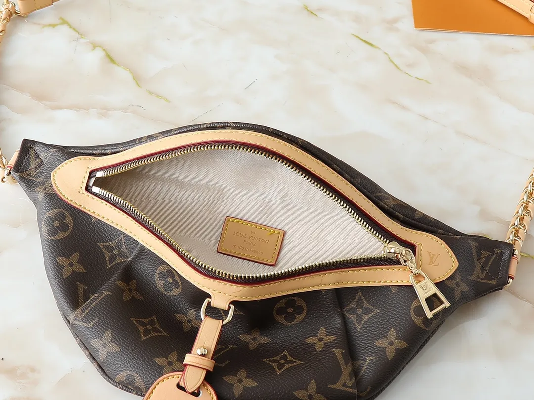 💰240💰Upgraded original version M14353 M46784 M43644 This unique High Rise waist bag is reinterpreted in iconic Monogram Empreinte leather this season. Just like the original design, this PM style has a practical design with adjustable length straps and is large enough to hold everyday essentials. The belt bag is embellished with gold-tone hardware and has a detachable decorative luggage tag that pays homage to the brand's trunk-making heritage and can be worn cross-body or as a belt. Dimensions: 31 x 15 x 6 cm