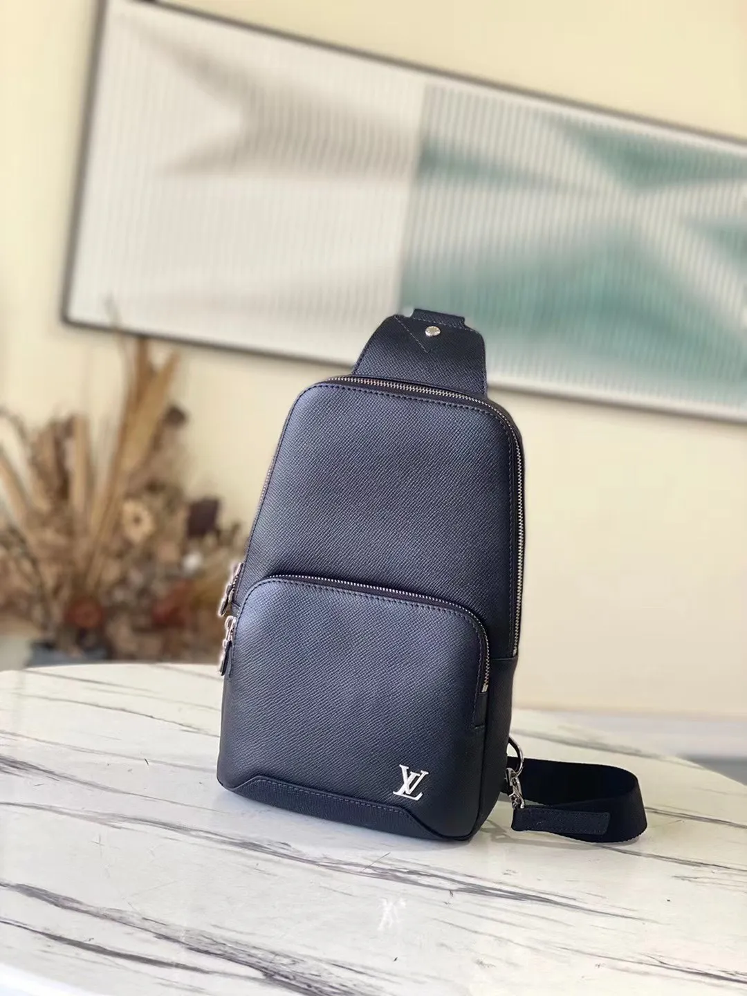 💰820 (first-grain leather) top-quality original M30443 Avenue shoulder bag uses Taïga leather to outline iconic lines, embellished with letters, and has a front zipper pocket and an inner patch pocket to integrate functionality, providing a trendy alternative to traditional backpacks. Adjustable shoulder straps and hook buckles enable left and right carrying options. Dimensions: 20.0 x 31.0 x 10.0 cm