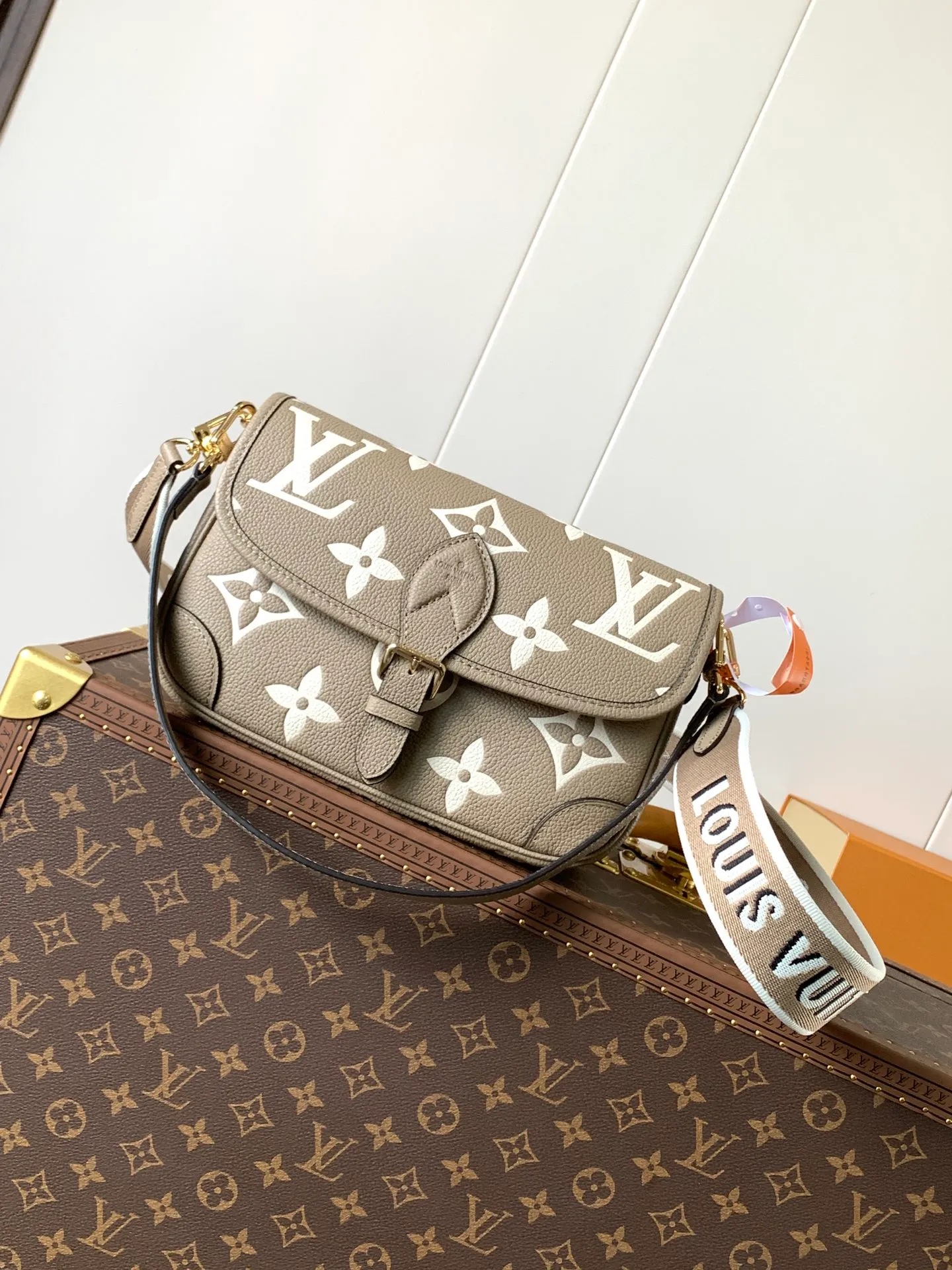 💰1100 (top layer leather) top original order transcoding chip custom first layer imported leather M47161 blue M46846 haze blue M46386 black M46388 off-white M46583 apricot silk screen This Diane handbag is based on Louis Vuitton's classic Monogram The Empreinte embossed leather has the brand logo woven into the detachable wide jacquard shoulder strap. In addition to the detachable leather shoulder strap, it adds a cross-body option, which can flexibly match the elegant style or the dynamic style. Dimensions: 23 × 16 × 8.5 cm