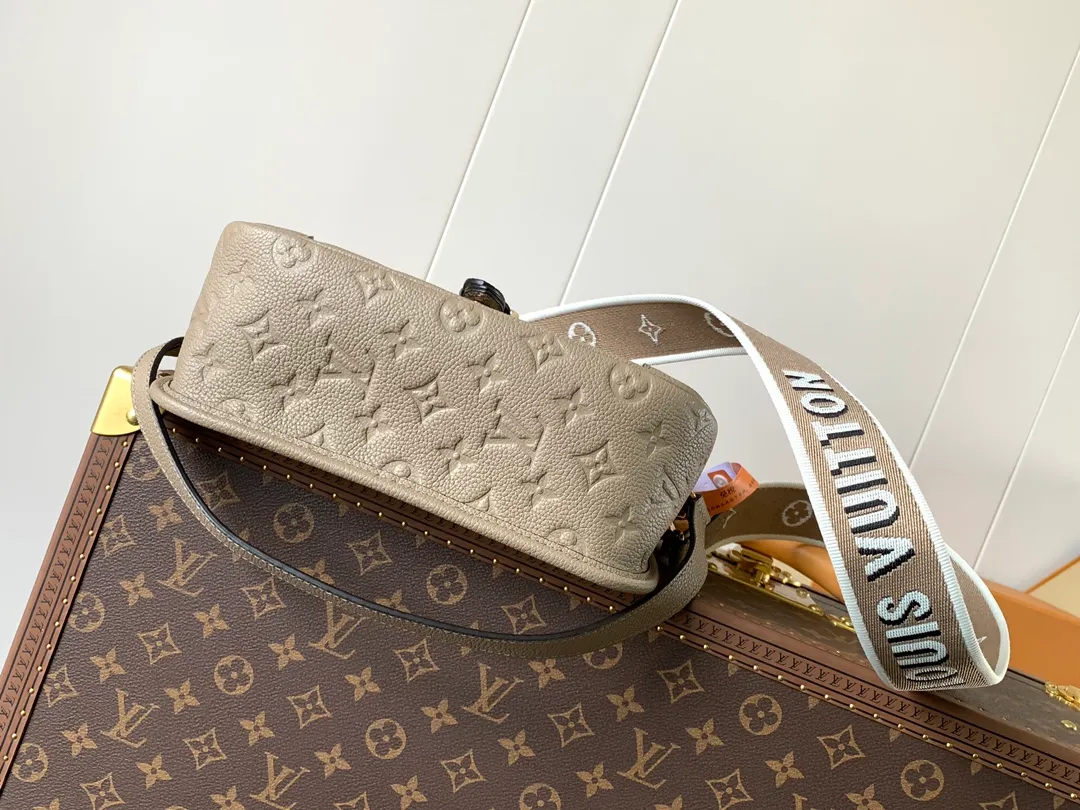 💰1100 (top layer leather) top original order transcoding chip custom first layer imported leather M47161 blue M46846 haze blue M46386 black M46388 off-white M46583 apricot silk screen This Diane handbag is based on Louis Vuitton's classic Monogram The Empreinte embossed leather has the brand logo woven into the detachable wide jacquard shoulder strap. In addition to the detachable leather shoulder strap, it adds a cross-body option, which can flexibly match the elegant style or the dynamic style. Dimensions: 23 × 16 × 8.5 cm
