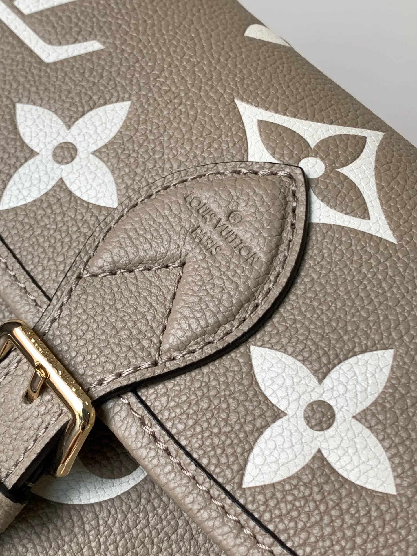 💰1100 (top layer leather) top original order transcoding chip custom first layer imported leather M47161 blue M46846 haze blue M46386 black M46388 off-white M46583 apricot silk screen This Diane handbag is based on Louis Vuitton's classic Monogram The Empreinte embossed leather has the brand logo woven into the detachable wide jacquard shoulder strap. In addition to the detachable leather shoulder strap, it adds a cross-body option, which can flexibly match the elegant style or the dynamic style. Dimensions: 23 × 16 × 8.5 cm