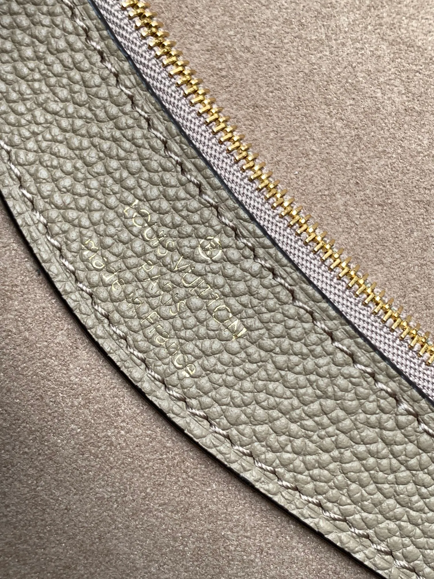 💰1100 (top layer leather) top original order transcoding chip custom first layer imported leather M47161 blue M46846 haze blue M46386 black M46388 off-white M46583 apricot silk screen This Diane handbag is based on Louis Vuitton's classic Monogram The Empreinte embossed leather has the brand logo woven into the detachable wide jacquard shoulder strap. In addition to the detachable leather shoulder strap, it adds a cross-body option, which can flexibly match the elegant style or the dynamic style. Dimensions: 23 × 16 × 8.5 cm