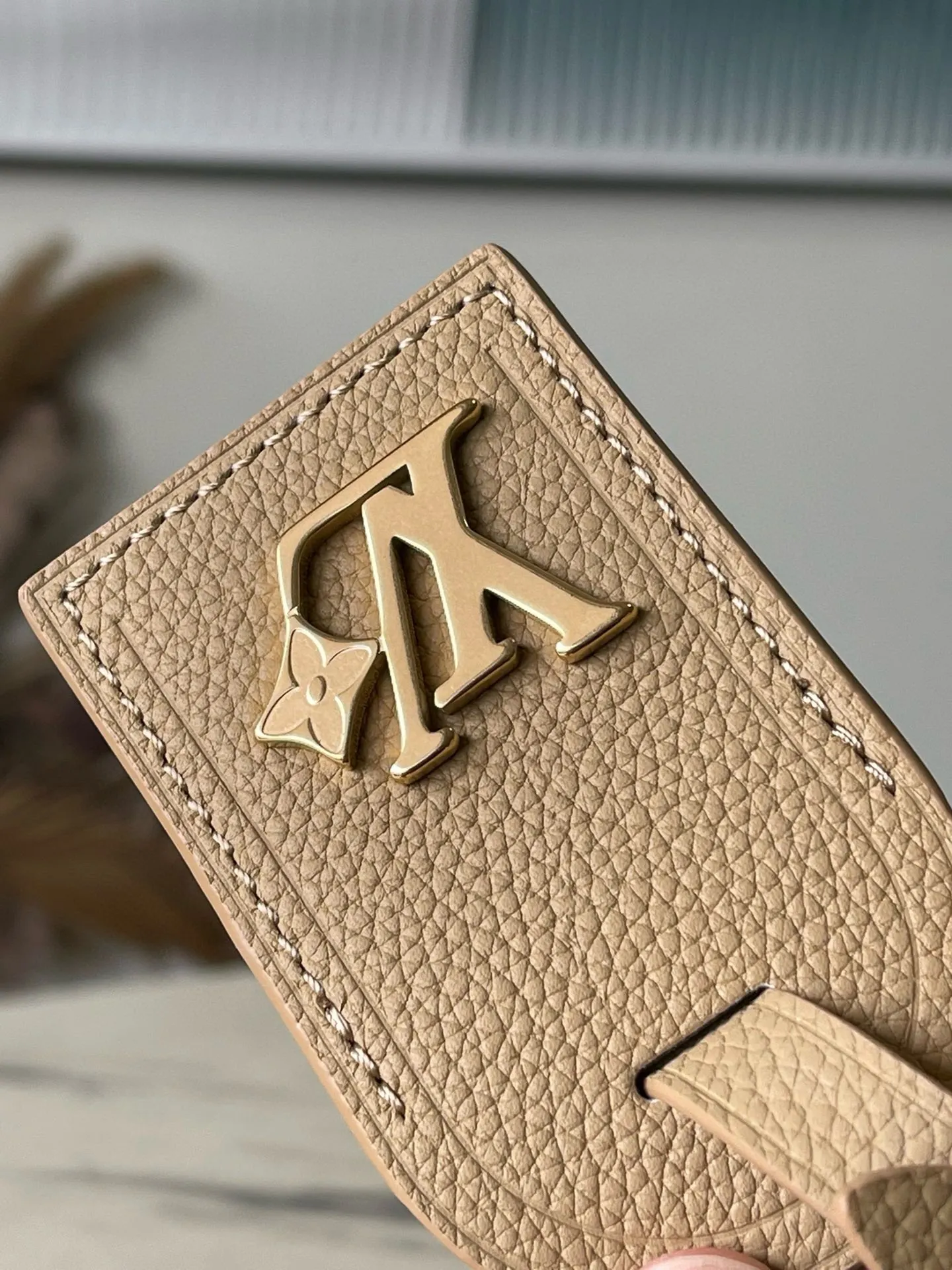 💰1080 Top Original Order M12627 This Keepal Bandouliere25 handbag is made of grain leather with suede details and distressed metal parts. The Monogram canvas outer bag is opened with a cord zipper puller, making it easy to access and place your belongings. Removable and adjustable leather shoulder strap provides comfortable shoulder carrying experience. Dimensions: 25 × 15 × 11 cm