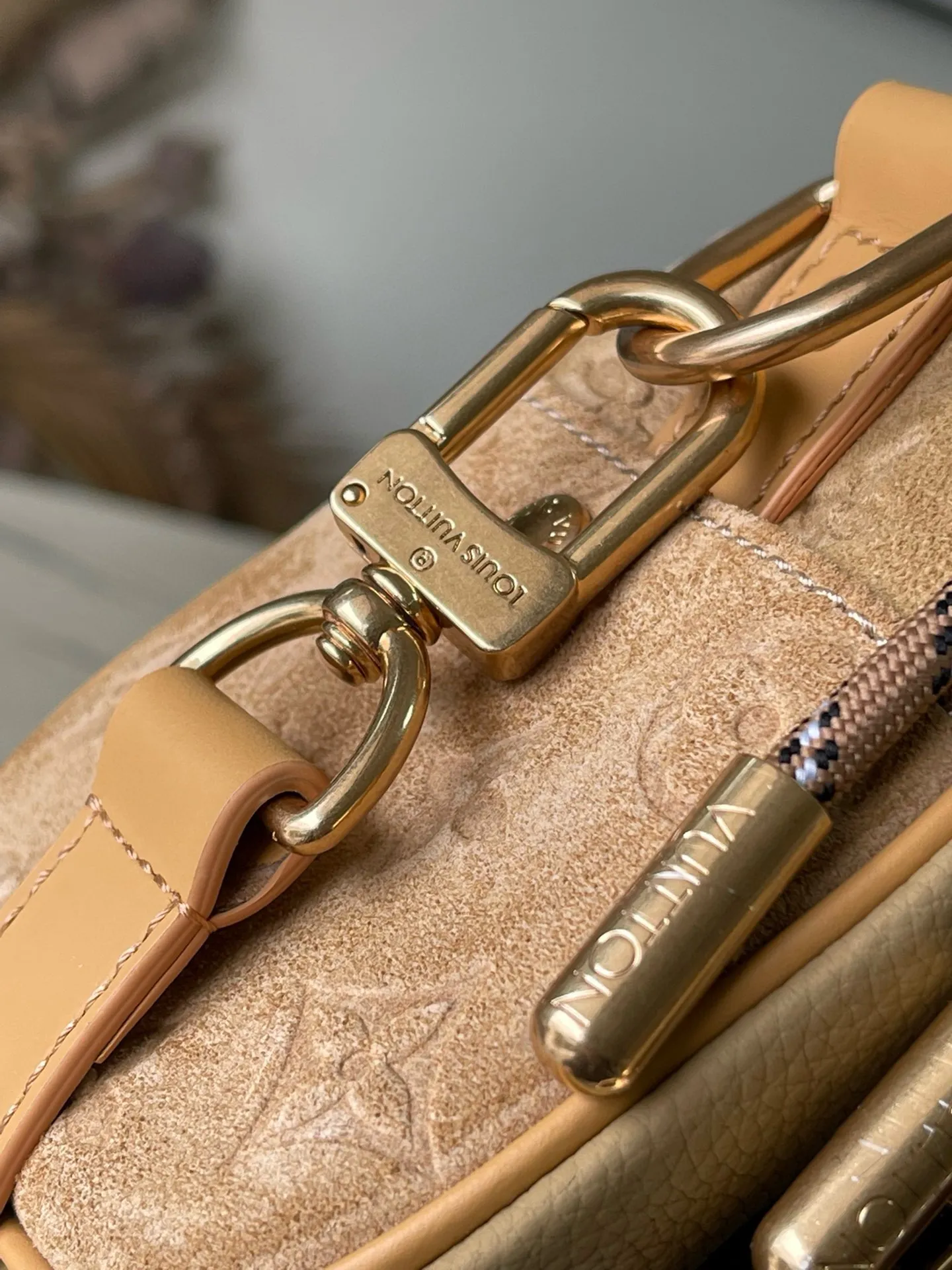 💰1080 Top Original Order M12627 This Keepal Bandouliere25 handbag is made of grain leather with suede details and distressed metal parts. The Monogram canvas outer bag is opened with a cord zipper puller, making it easy to access and place your belongings. Removable and adjustable leather shoulder strap provides comfortable shoulder carrying experience. Dimensions: 25 × 15 × 11 cm