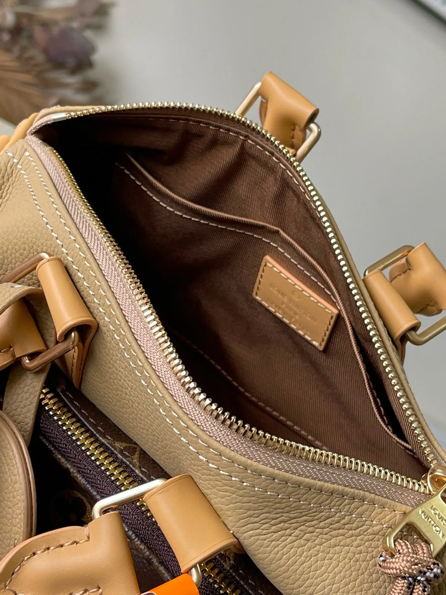 💰1080 Top Original Order M12627 This Keepal Bandouliere25 handbag is made of grain leather with suede details and distressed metal parts. The Monogram canvas outer bag is opened with a cord zipper puller, making it easy to access and place your belongings. Removable and adjustable leather shoulder strap provides comfortable shoulder carrying experience. Dimensions: 25 × 15 × 11 cm