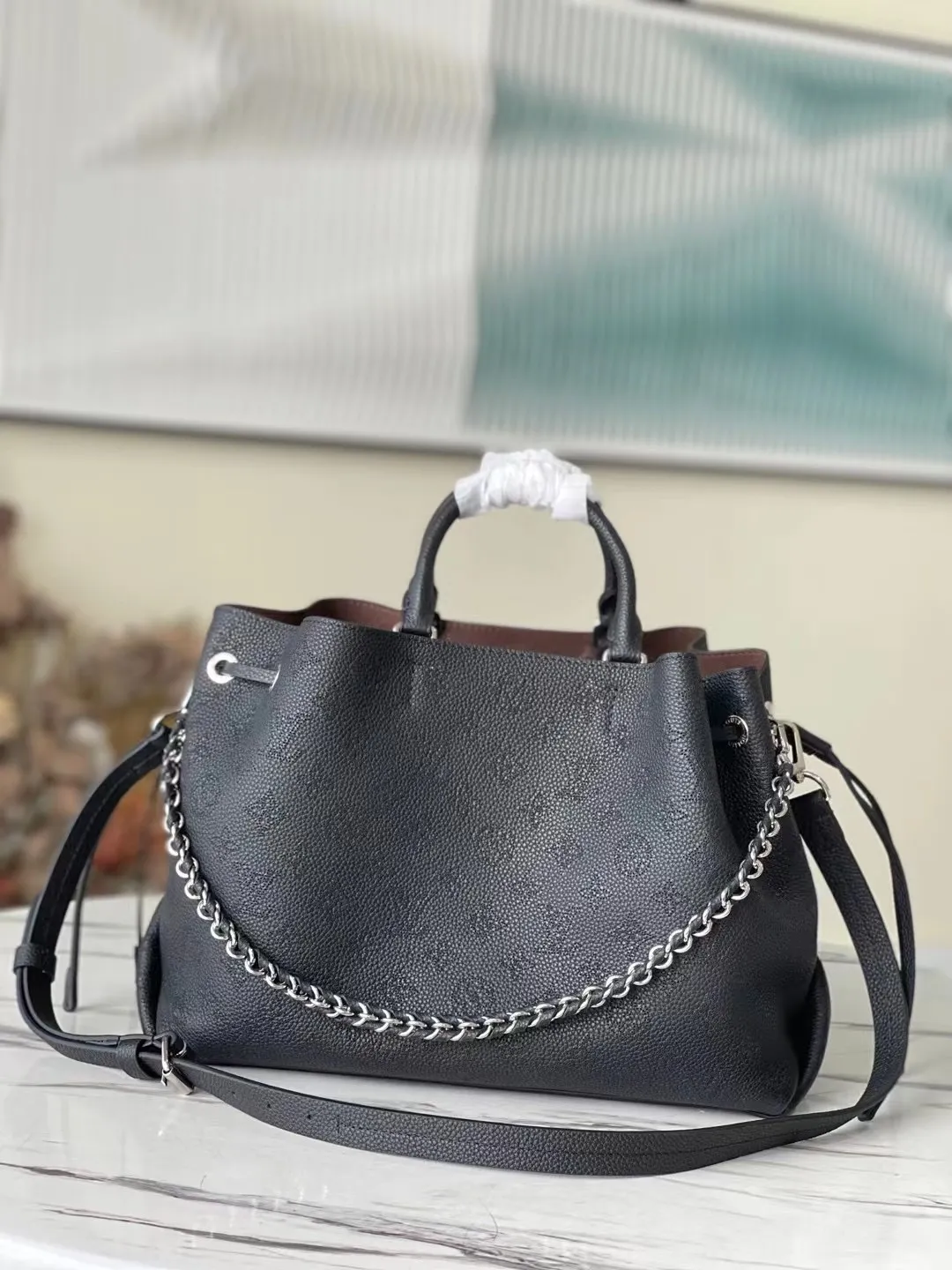 💰1180 (top-grain leather) Top-quality original M59200 black Bella Tote handbag is made of soft engraved and perforated cow leather, showing gentle pleats and drape effects, embellished with jewelry-like chains. The generous structure has a neat inner layer to meet daily travel needs, and can inject a modern charm into casual wear. Dimensions: 32 x 23 x 13 cm