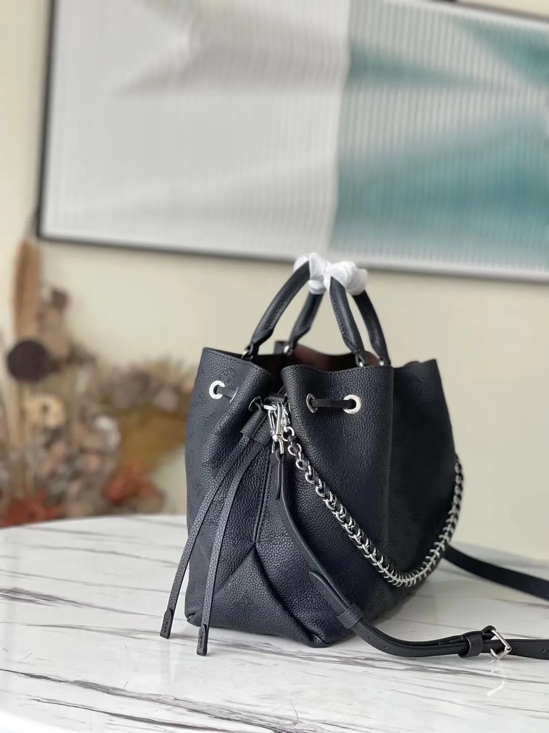 💰1180 (top-grain leather) Top-quality original M59200 black Bella Tote handbag is made of soft engraved and perforated cow leather, showing gentle pleats and drape effects, embellished with jewelry-like chains. The generous structure has a neat inner layer to meet daily travel needs, and can inject a modern charm into casual wear. Dimensions: 32 x 23 x 13 cm