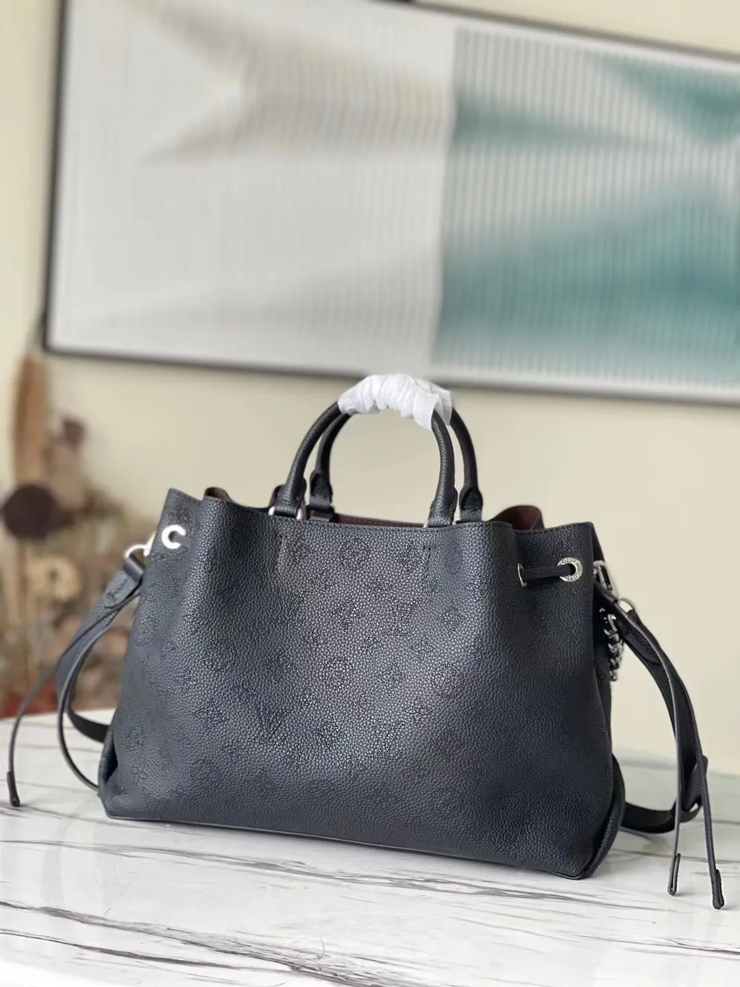 💰1180 (top-grain leather) Top-quality original M59200 black Bella Tote handbag is made of soft engraved and perforated cow leather, showing gentle pleats and drape effects, embellished with jewelry-like chains. The generous structure has a neat inner layer to meet daily travel needs, and can inject a modern charm into casual wear. Dimensions: 32 x 23 x 13 cm