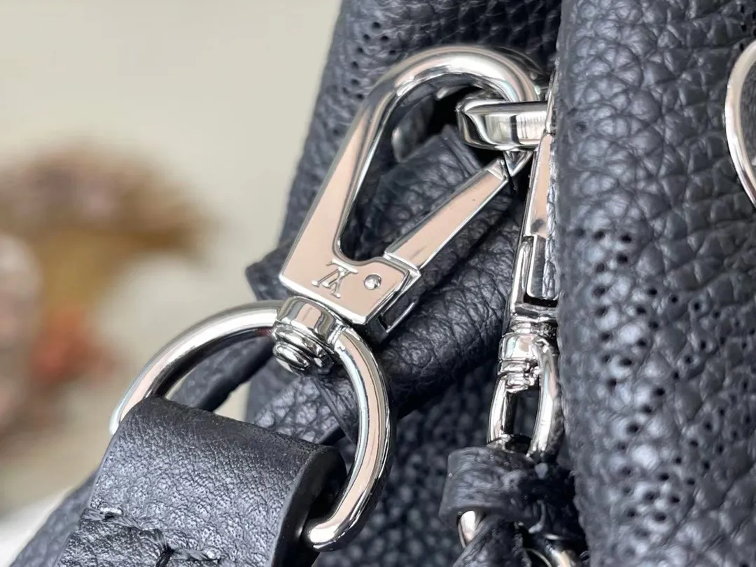 💰1180 (top-grain leather) Top-quality original M59200 black Bella Tote handbag is made of soft engraved and perforated cow leather, showing gentle pleats and drape effects, embellished with jewelry-like chains. The generous structure has a neat inner layer to meet daily travel needs, and can inject a modern charm into casual wear. Dimensions: 32 x 23 x 13 cm