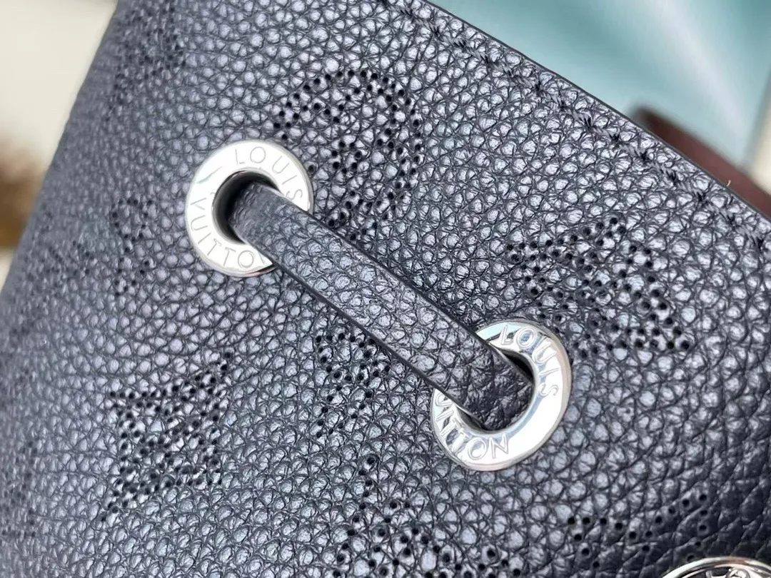💰1180 (top-grain leather) Top-quality original M59200 black Bella Tote handbag is made of soft engraved and perforated cow leather, showing gentle pleats and drape effects, embellished with jewelry-like chains. The generous structure has a neat inner layer to meet daily travel needs, and can inject a modern charm into casual wear. Dimensions: 32 x 23 x 13 cm